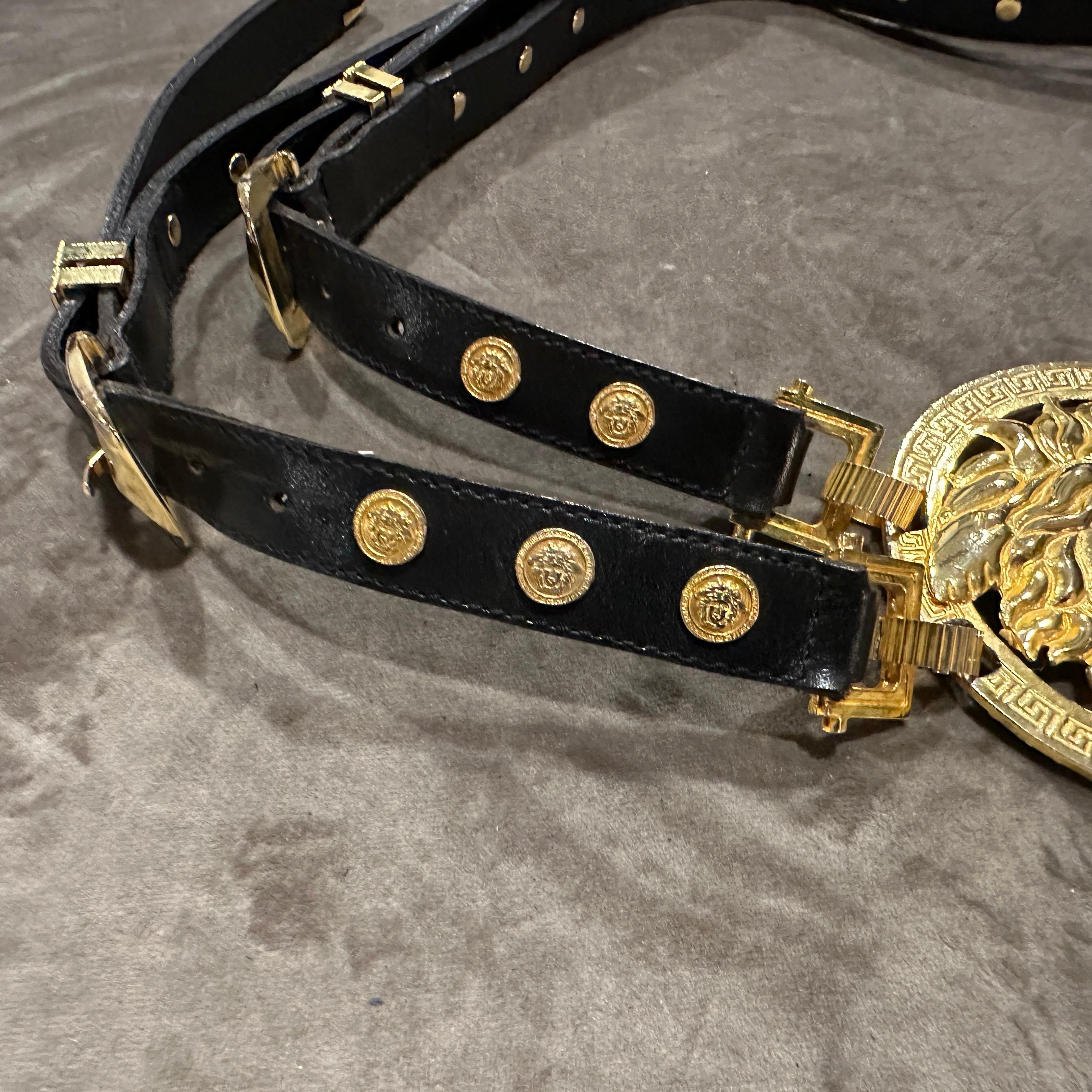 Icónico cinturón de Medusa de cuero negro y latón Bondage Gianni Versace de 1992 11