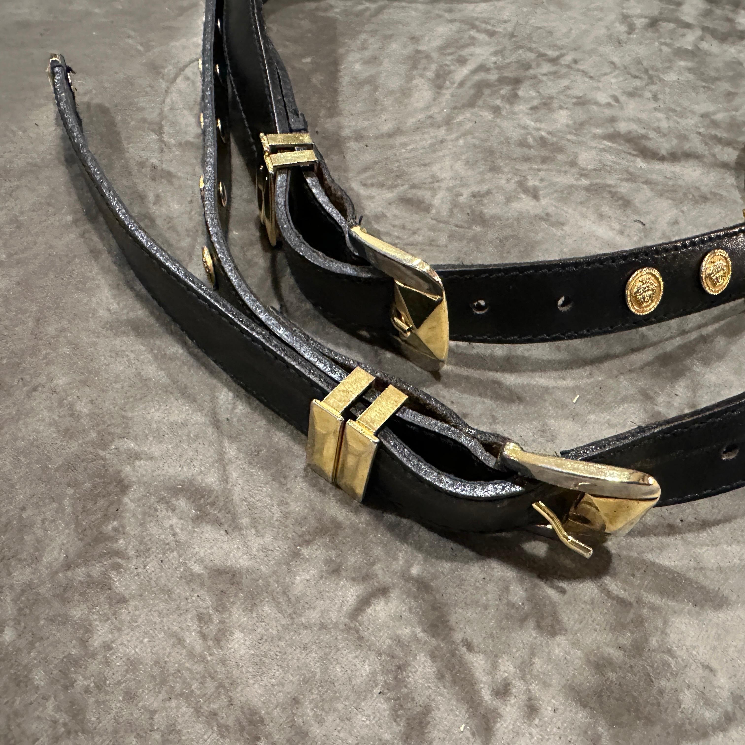 Icónico cinturón de Medusa de cuero negro y latón Bondage Gianni Versace de 1992 12