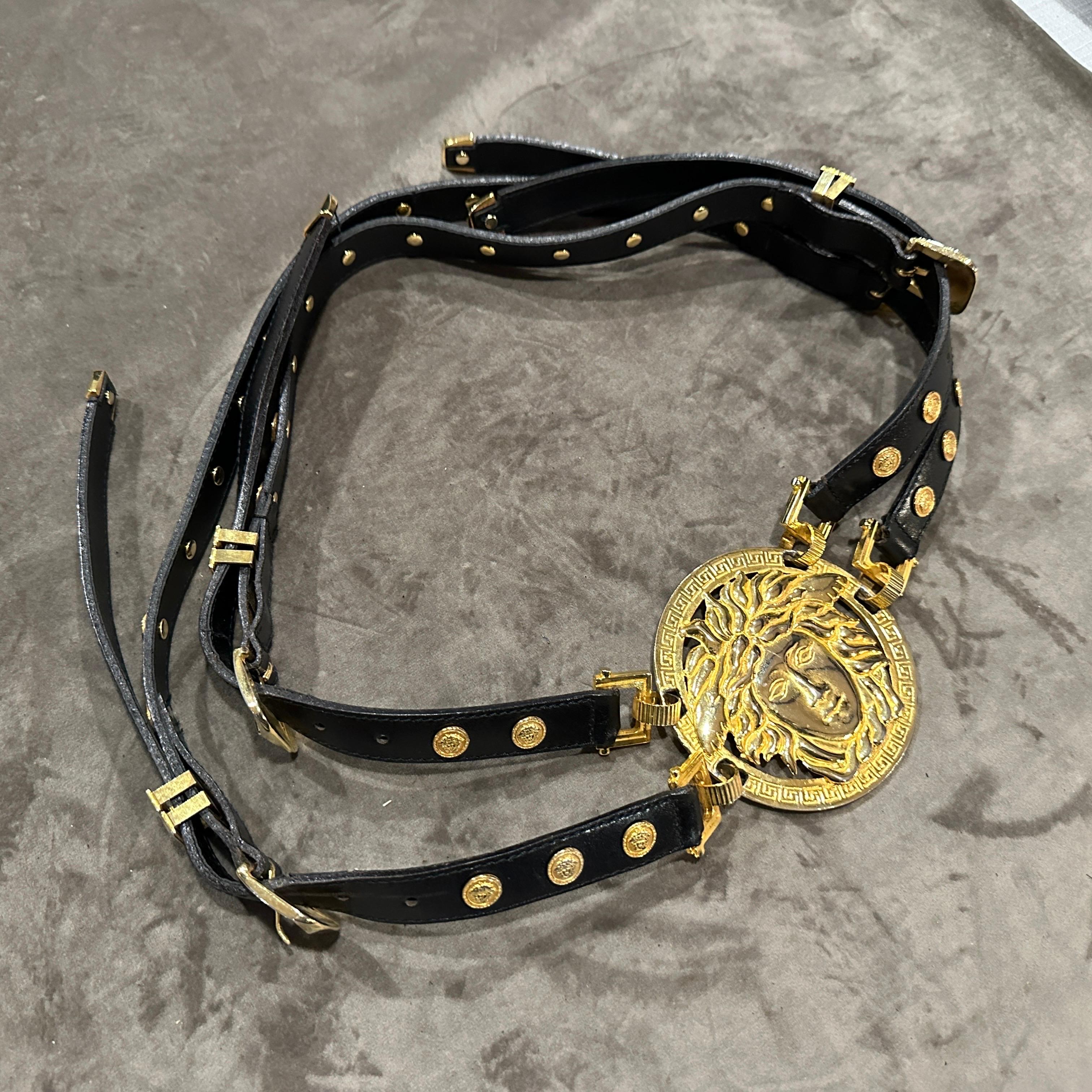 Icónico cinturón de Medusa de cuero negro y latón Bondage Gianni Versace de 1992 13
