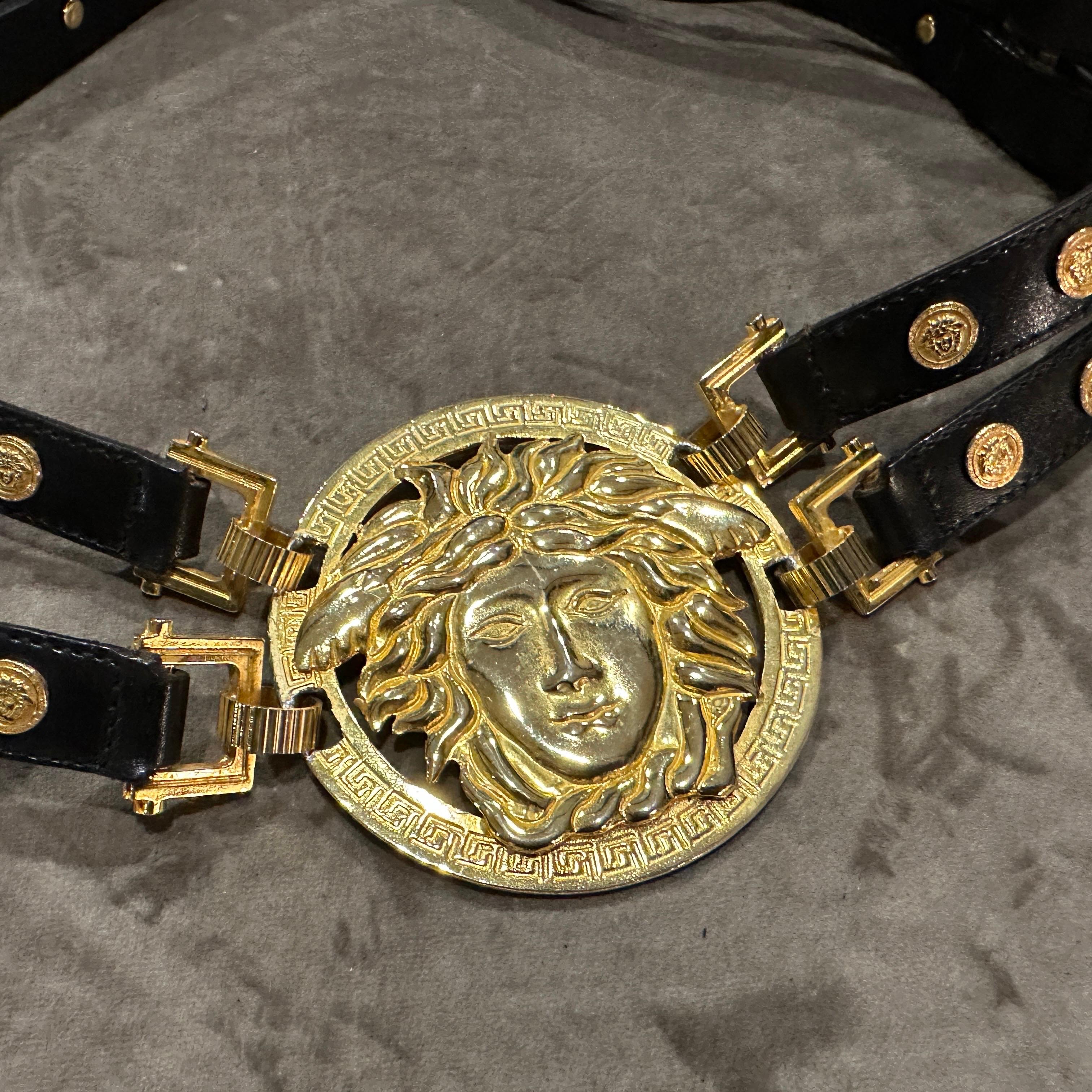 Icónico cinturón de Medusa de cuero negro y latón Bondage Gianni Versace de 1992 14