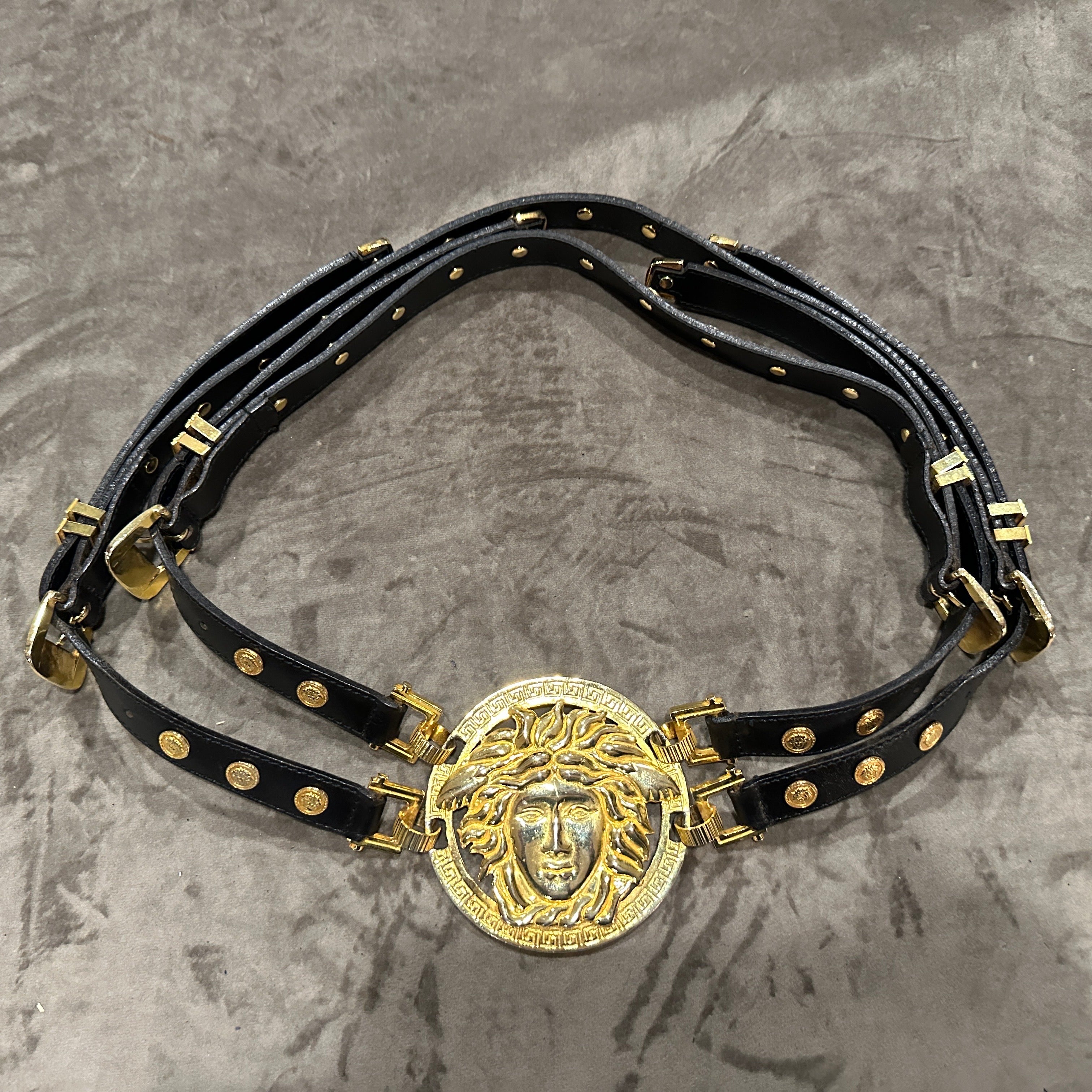 El Cinturón Medusa Icónico Gianni Versace 1992 de Cuero Negro y Latón Bondage es una pieza audaz que captura la esencia del Versace dramático, decadente y lujoso de principios de los 90. Llevada por todo el mundo, desde Naomi Campbell a Madonna o