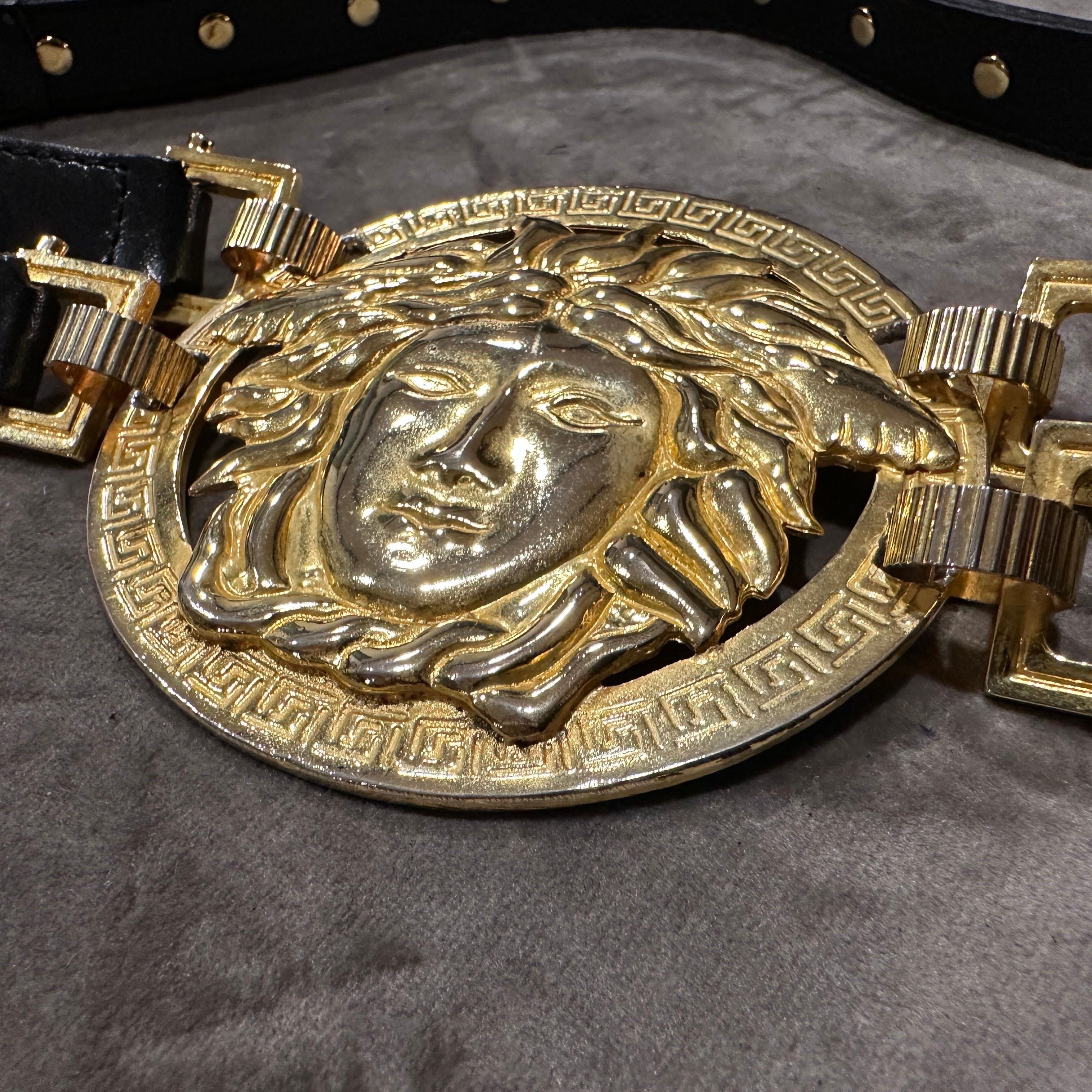 Icónico cinturón de Medusa de cuero negro y latón Bondage Gianni Versace de 1992 Negro