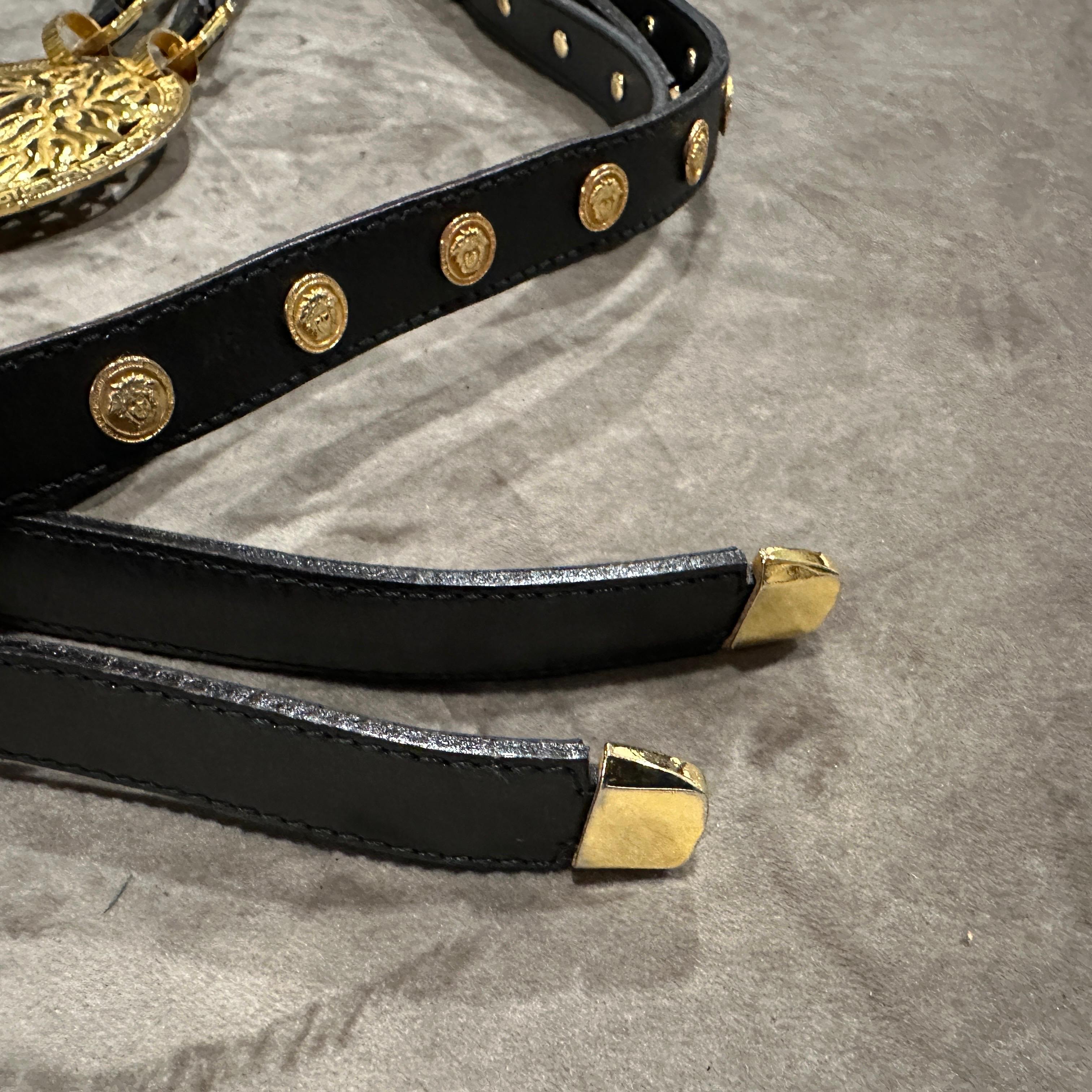 Icónico cinturón de Medusa de cuero negro y latón Bondage Gianni Versace de 1992 en Excelente Estado en Aci Castello, IT