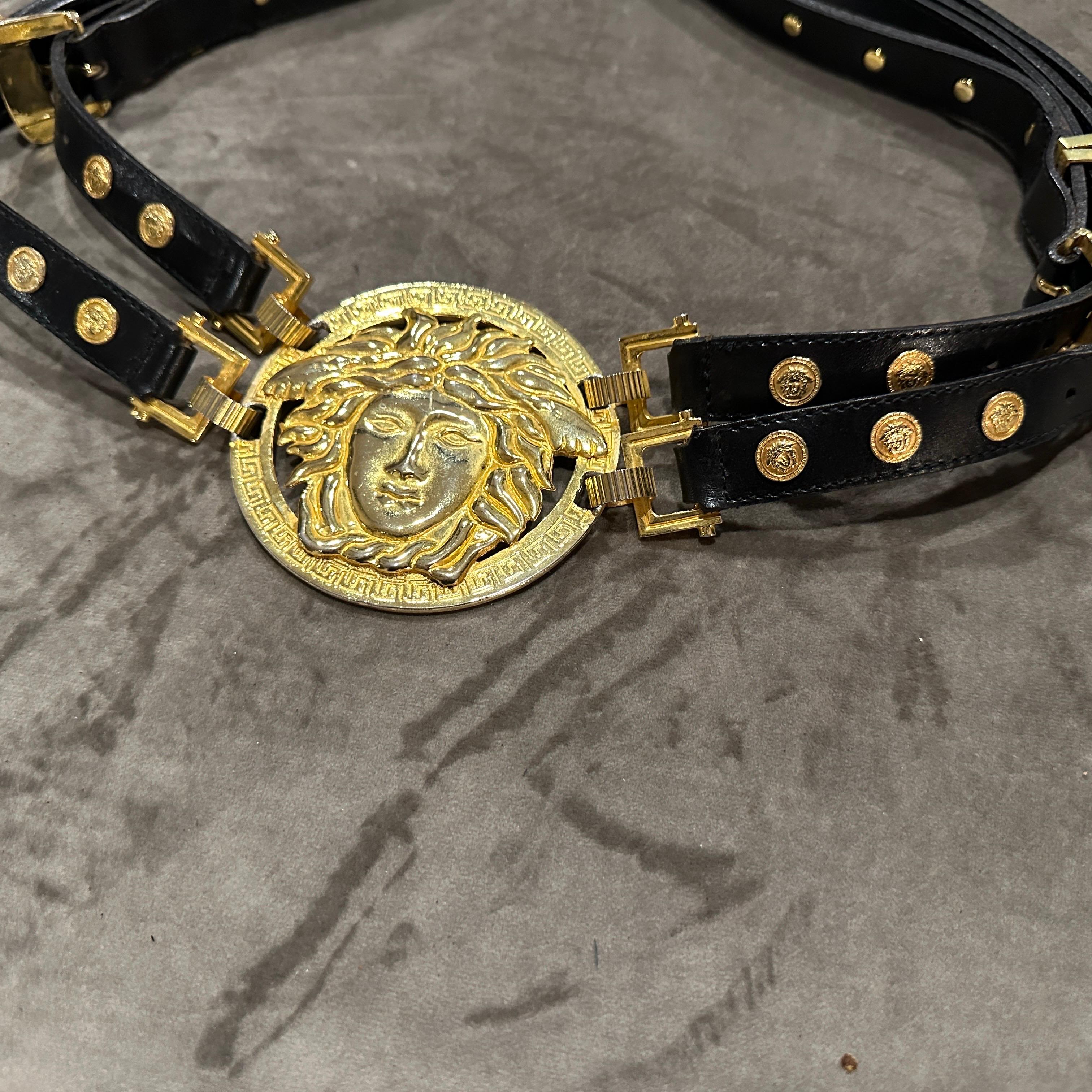 Icónico cinturón de Medusa de cuero negro y latón Bondage Gianni Versace de 1992 2