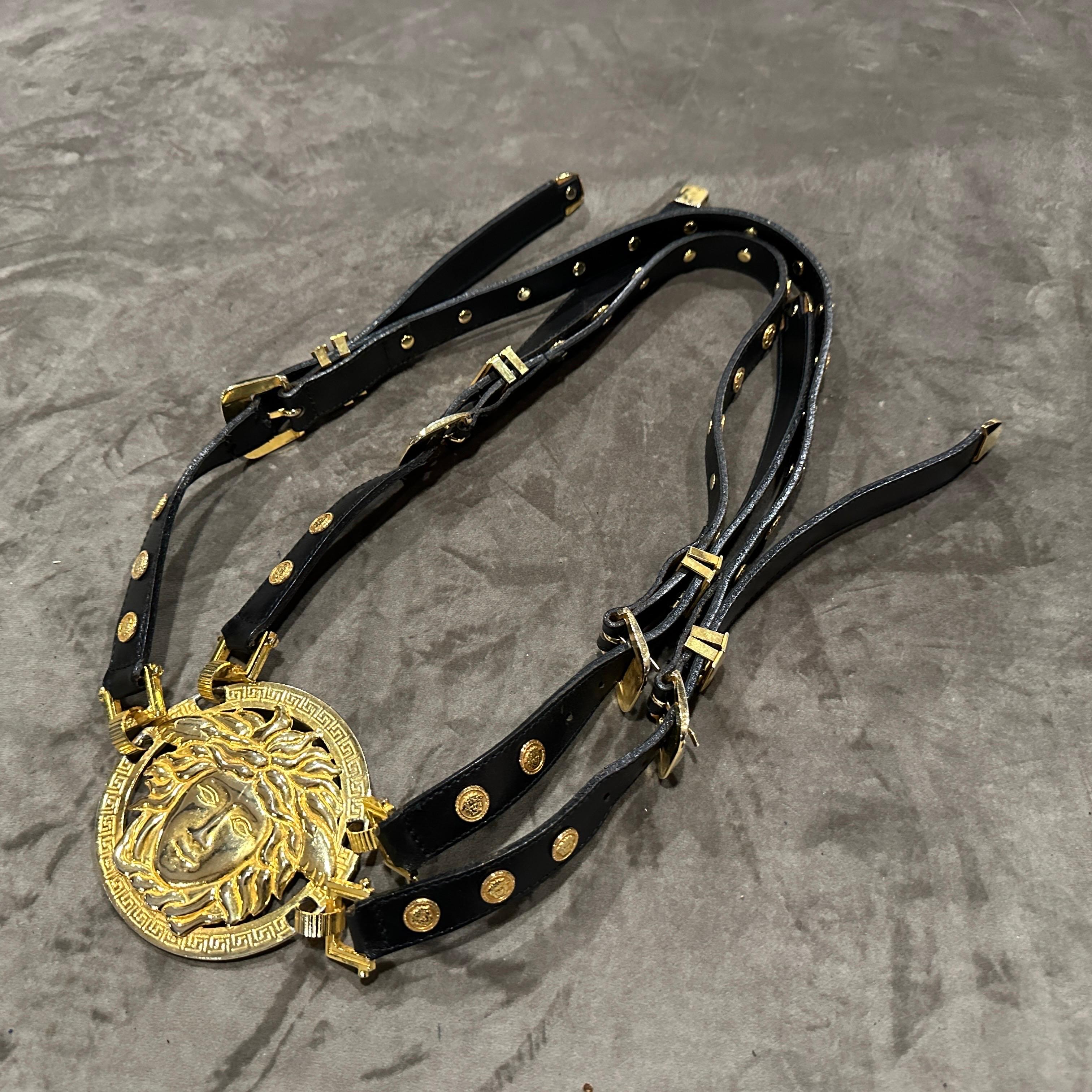 Icónico cinturón de Medusa de cuero negro y latón Bondage Gianni Versace de 1992 3
