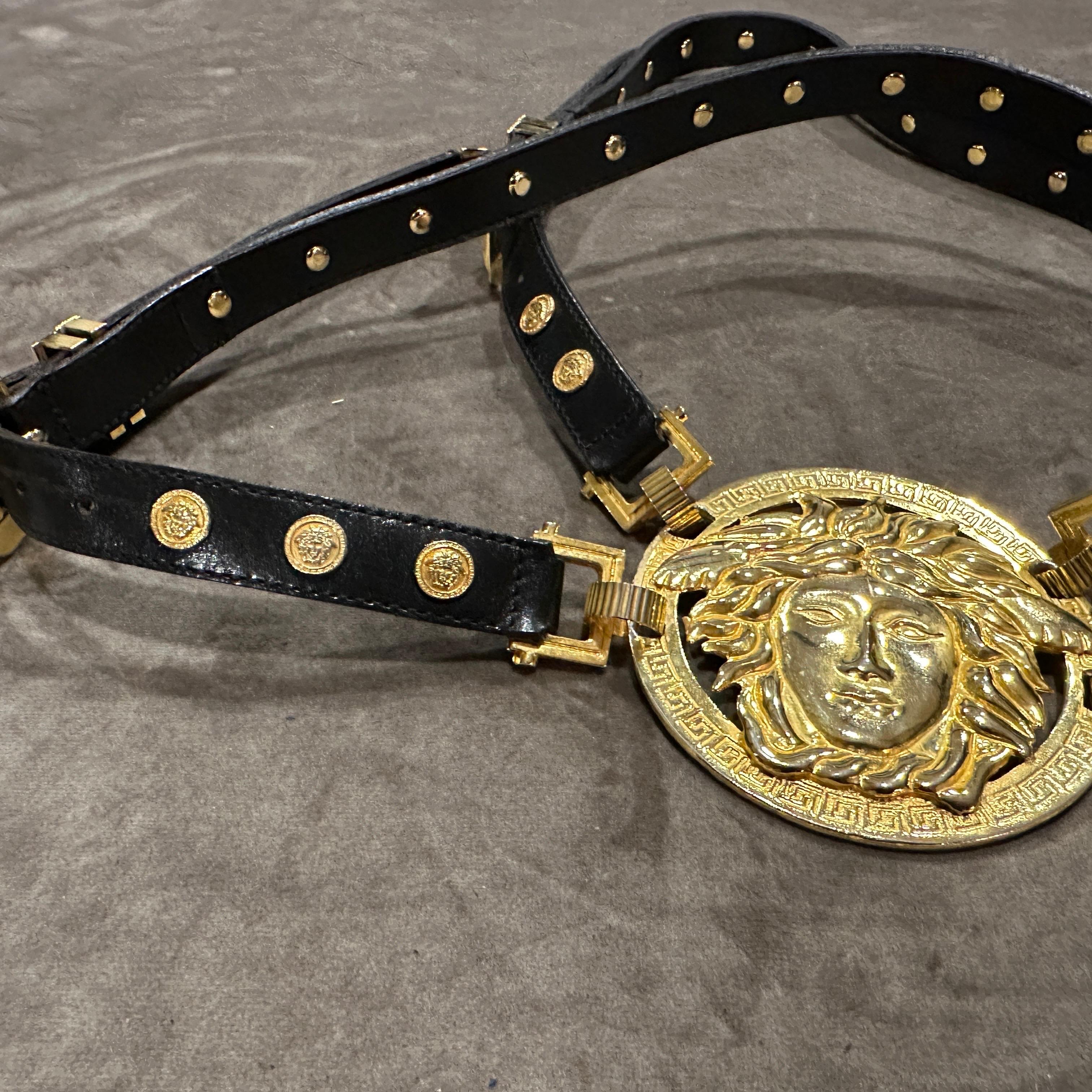 Icónico cinturón de Medusa de cuero negro y latón Bondage Gianni Versace de 1992 4