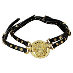 Icónico cinturón de Medusa de cuero negro y latón Bondage Gianni Versace de 1992