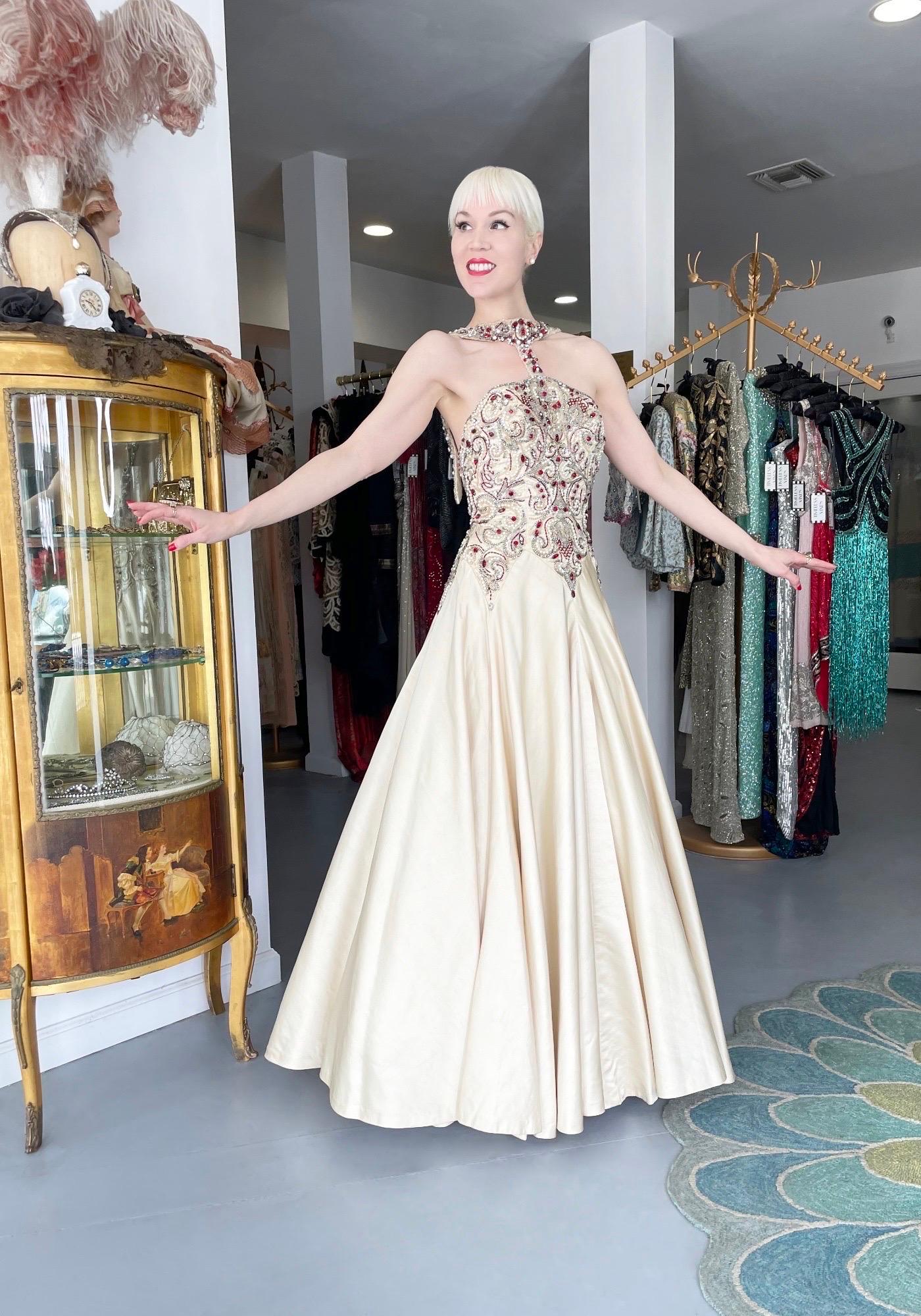 Ikonisches 1996 Madonna 'Evita' Film-Worn Perlenbesetztes elfenbeinfarbenes Couture Archivkleid aus Seide aus Seide (Beige) im Angebot