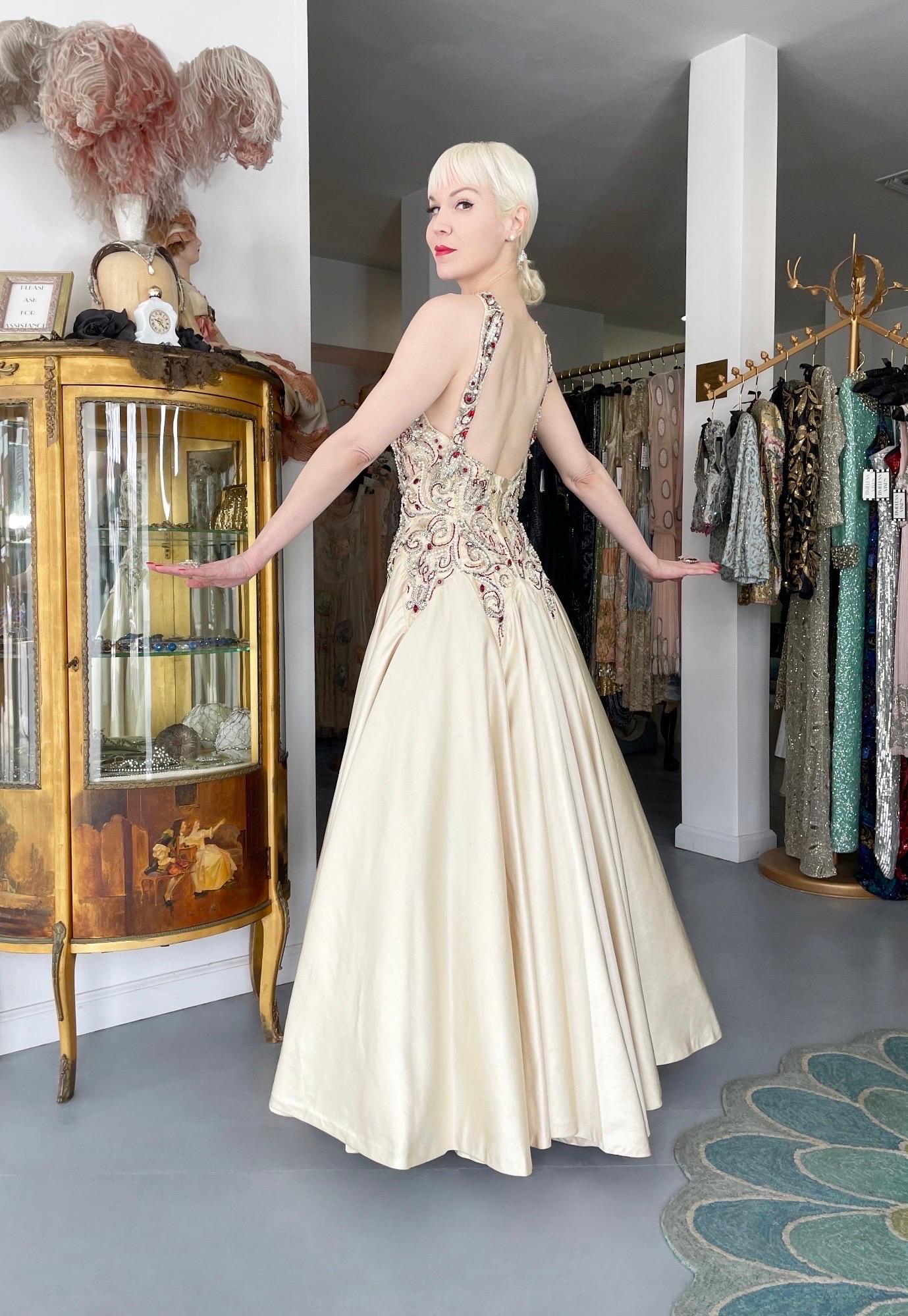 Ikonisches 1996 Madonna 'Evita' Film-Worn Perlenbesetztes elfenbeinfarbenes Couture Archivkleid aus Seide aus Seide im Zustand „Gut“ im Angebot in Beverly Hills, CA