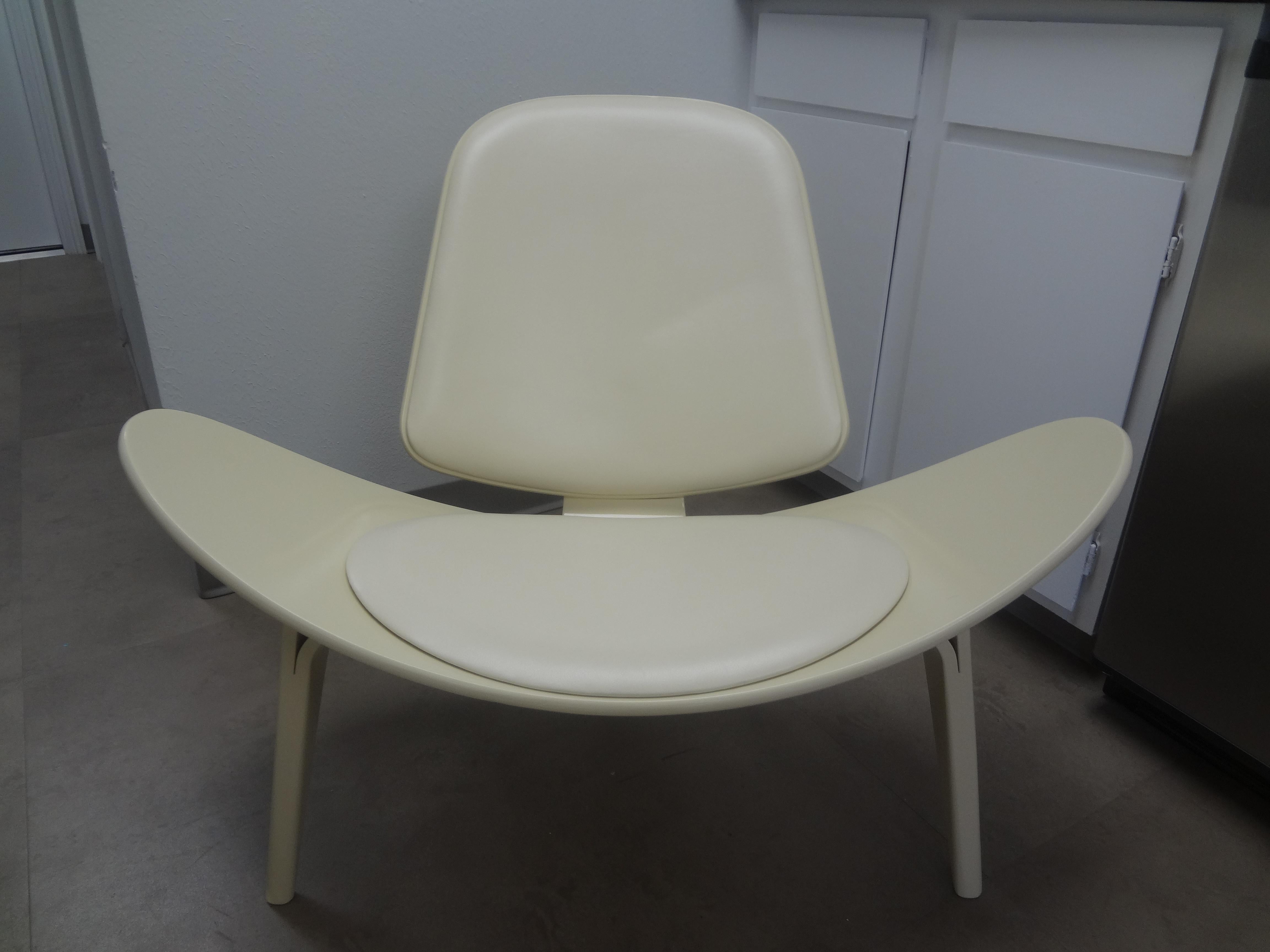 Iconic 20th Century Hans Wegner Lacquer and Leather Shell Chair For Sale 5