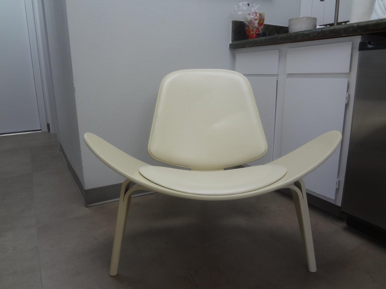 Mid-Century Modern Iconic 20th Century Hans Wegner Lacquer and Leather Shell Chair For Sale