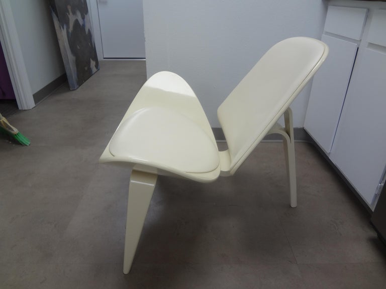 Danish Iconic 20th Century Hans Wegner Lacquer and Leather Shell Chair For Sale