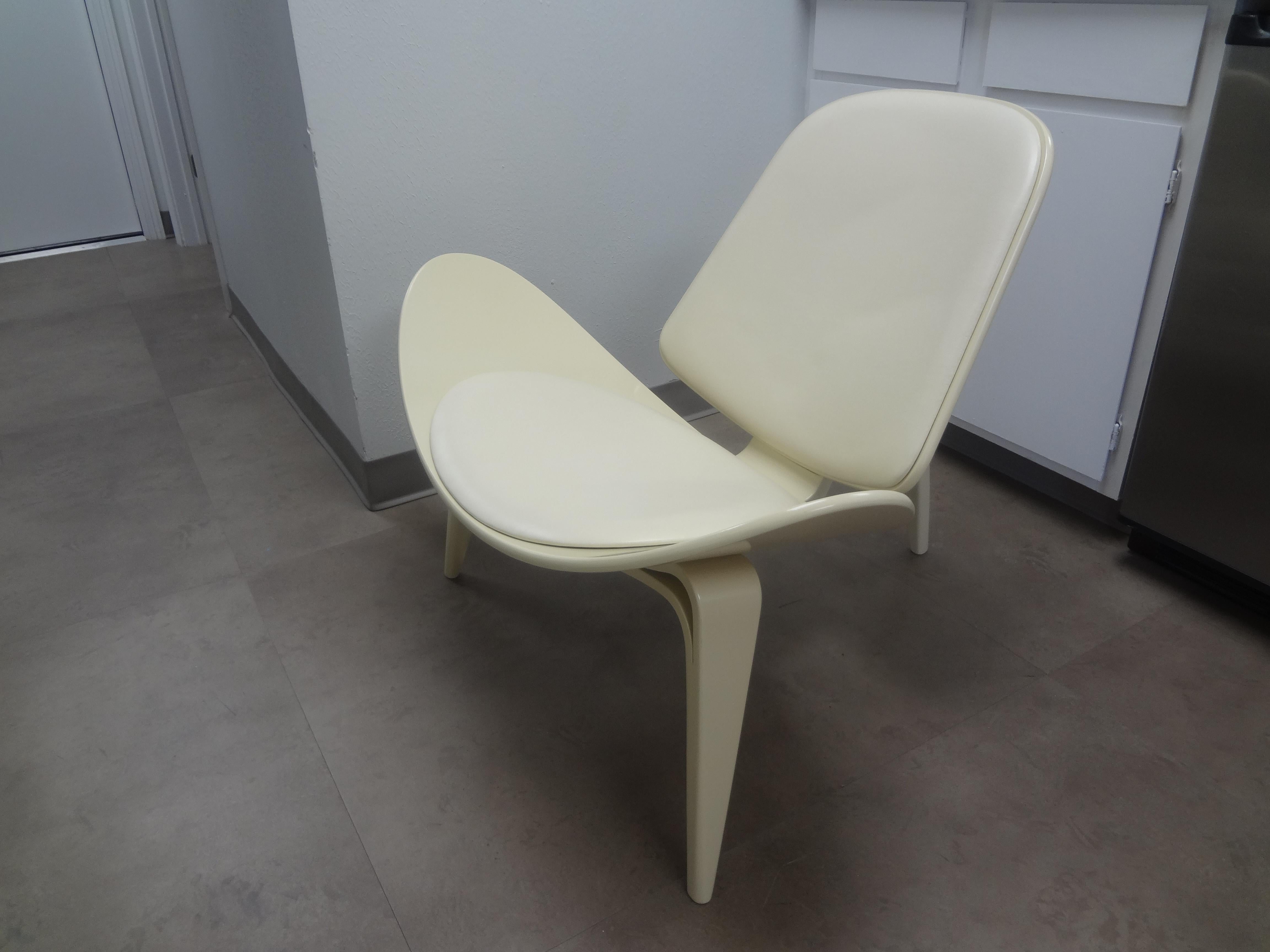 Danish Iconic 20th Century Hans Wegner Lacquer and Leather Shell Chair For Sale