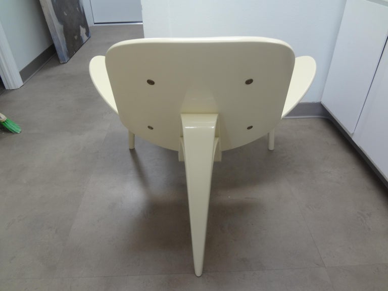 Iconic 20th Century Hans Wegner Lacquer and Leather Shell Chair In Good Condition For Sale In Houston, TX