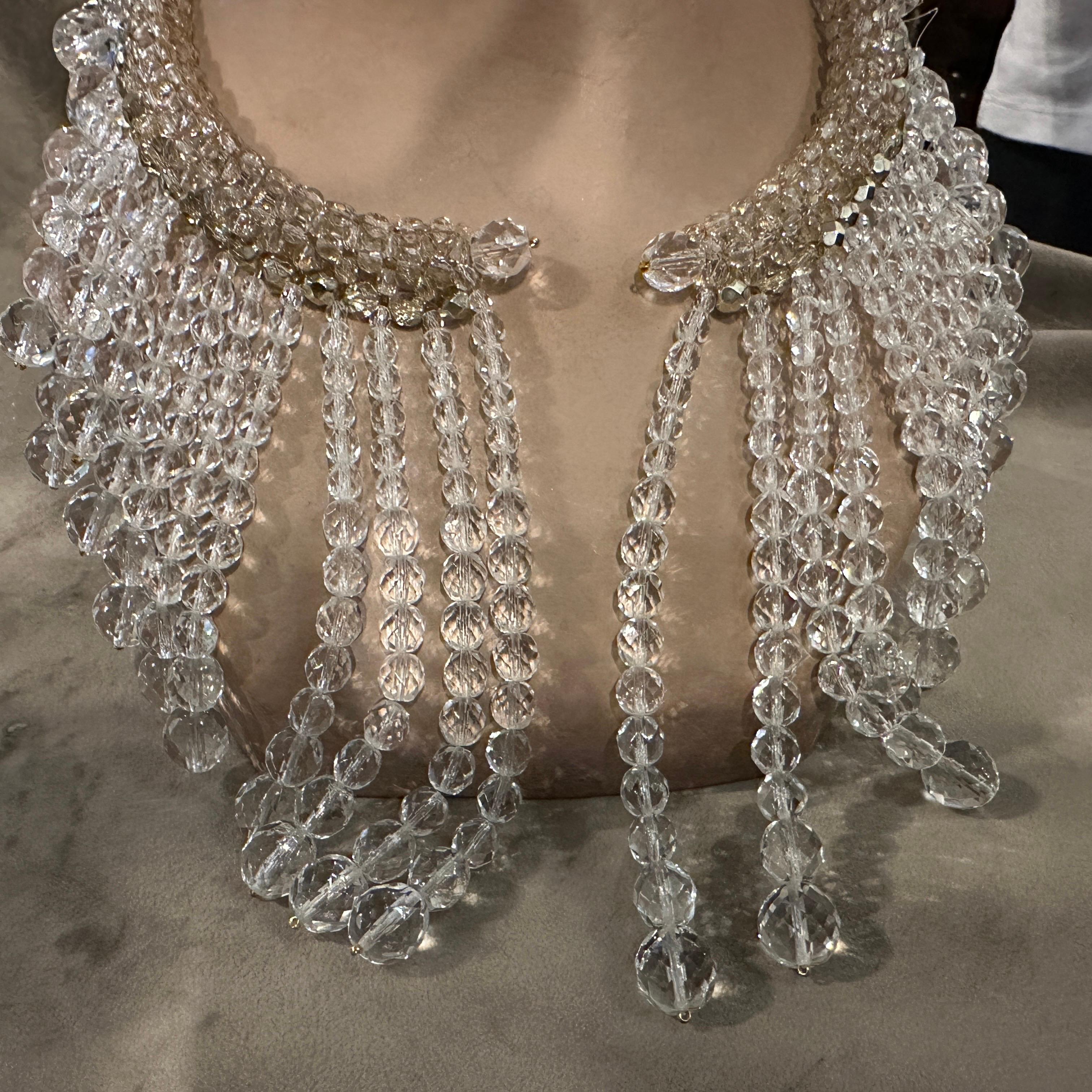Ce collier iconique du 21e siècle de la légendaire maison italienne Coppola e Icone est un exemple parfait de la maîtrise de la marque en matière de perlage complexe et de design architectural. Il confère à ce collier une allure glamour à couper le