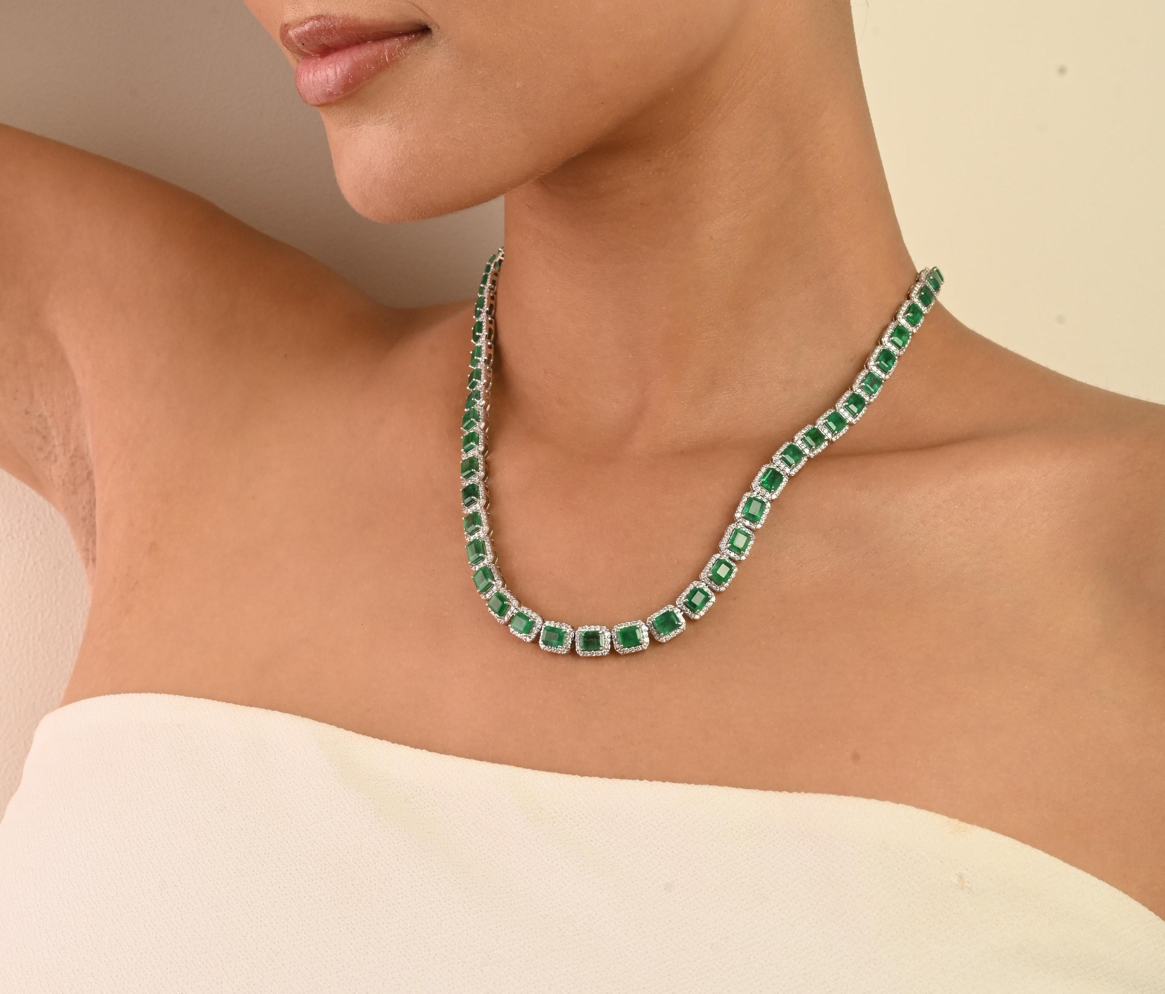 Questa lussuosa collana tennis in oro bianco 14K presenta 54 smeraldi con taglio ottagonale per un totale di 24,47 carati, elegantemente incorniciati da 6,32 carati di diamanti tondi brillanti. Ogni smeraldo verde brillante, di circa 4,9x4,2 mm, è