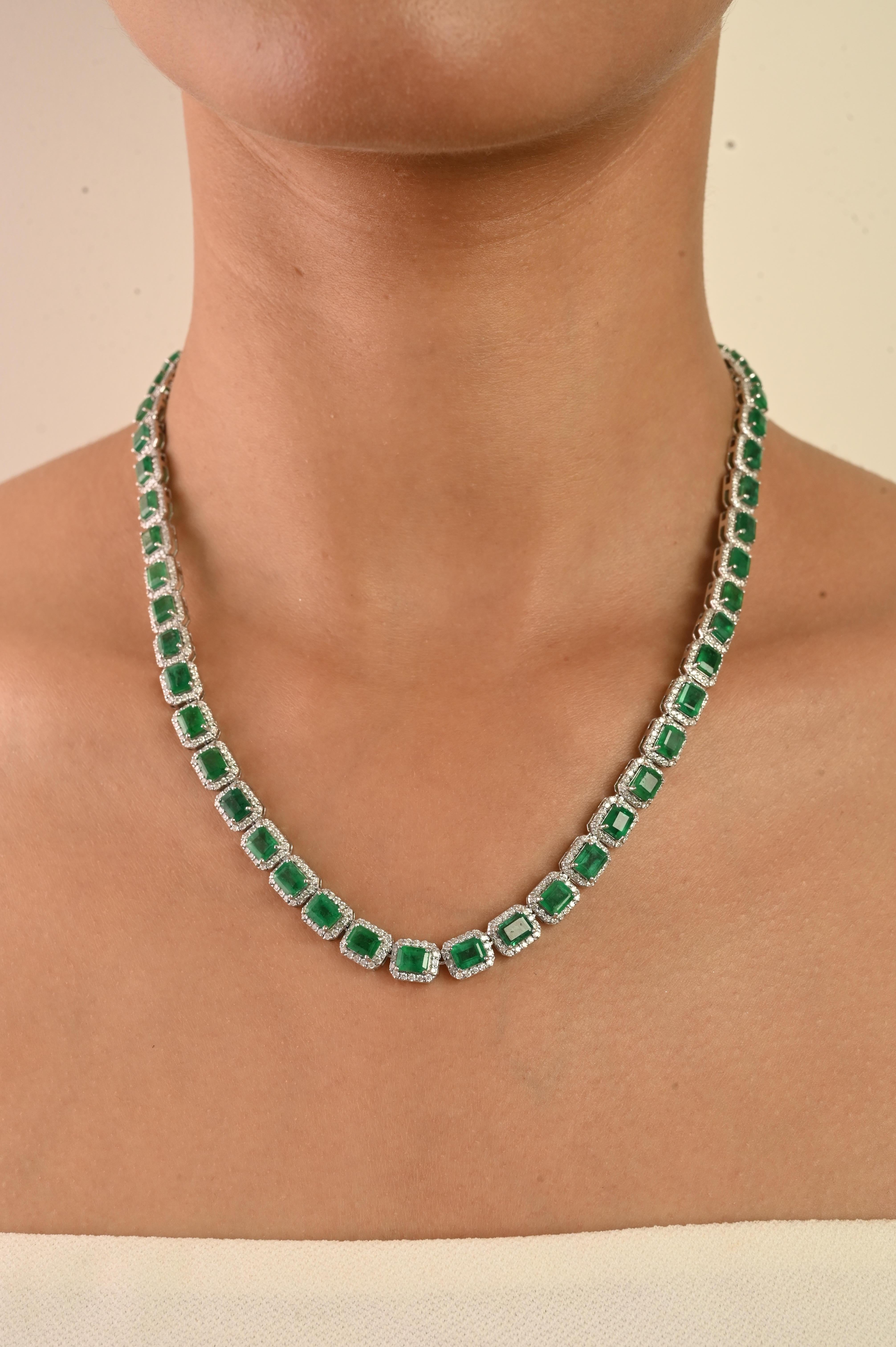 Ottagono Collana Iconic con smeraldo da 24,47 carati e diamante aureolato da 6,32 carati in oro bianco 14 carati in vendita