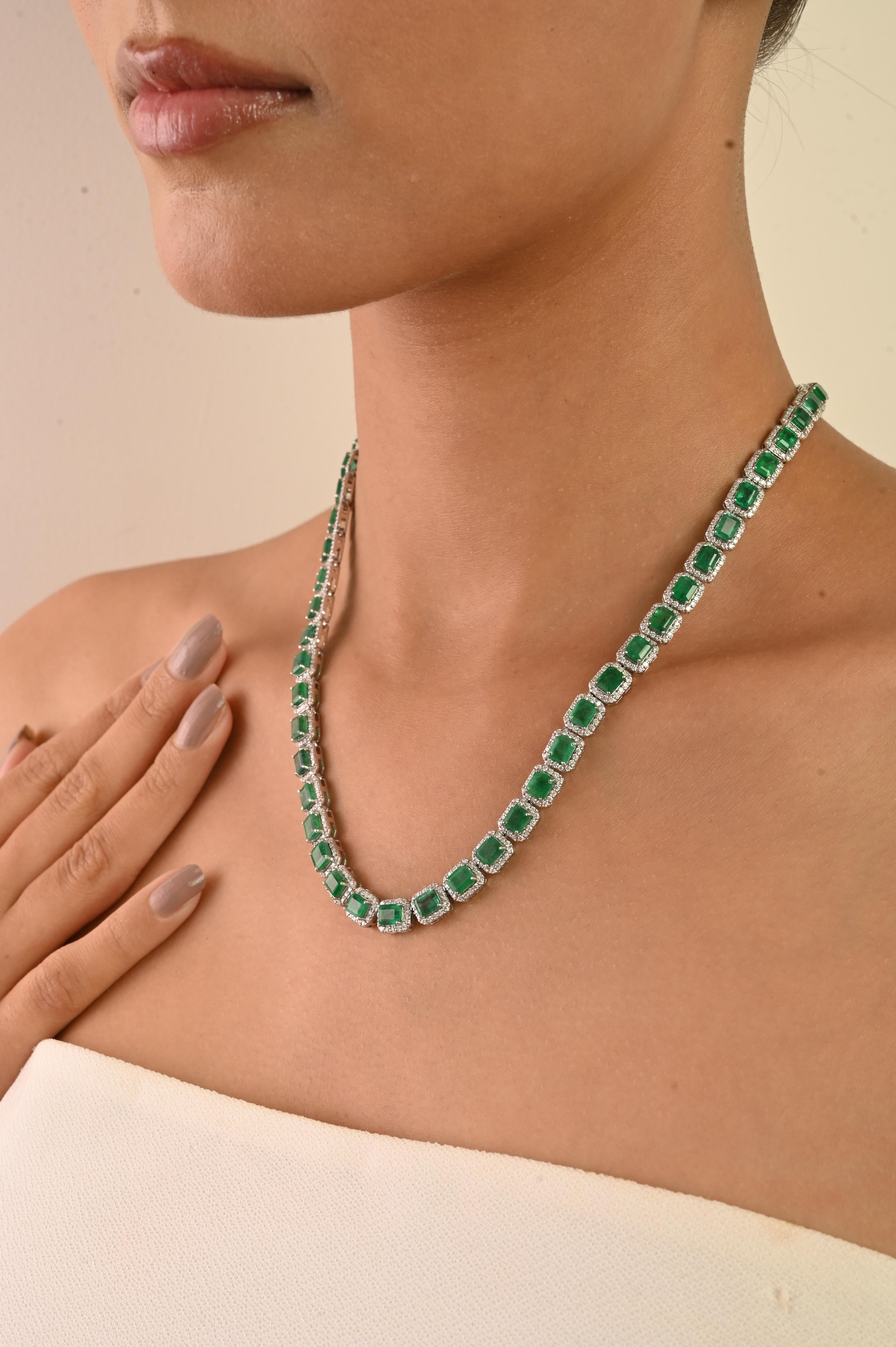 Donna Collana Iconic con smeraldo da 24,47 carati e diamante aureolato da 6,32 carati in oro bianco 14 carati in vendita
