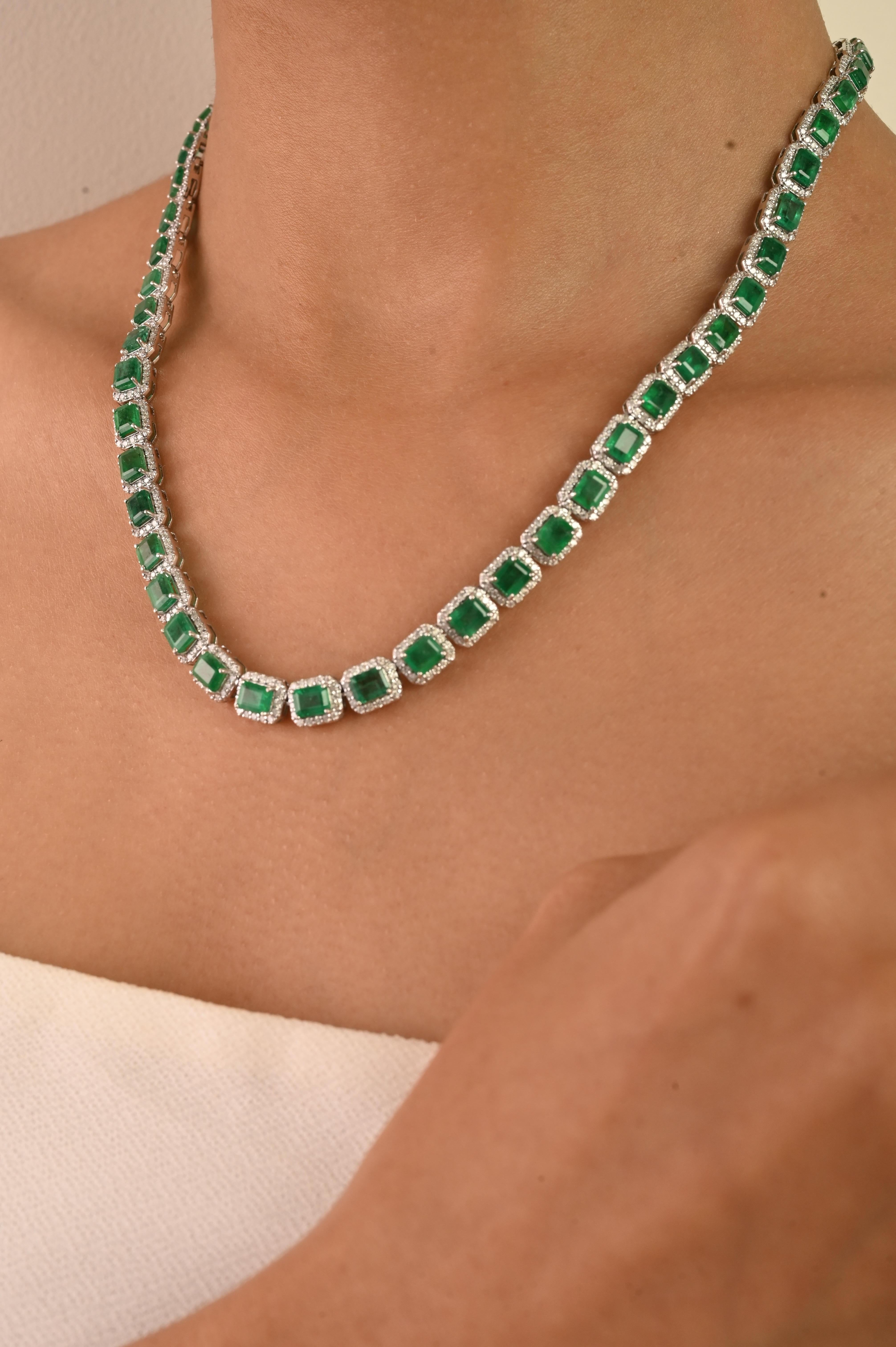 Collana Iconic con smeraldo da 24,47 carati e diamante aureolato da 6,32 carati in oro bianco 14 carati in vendita 2