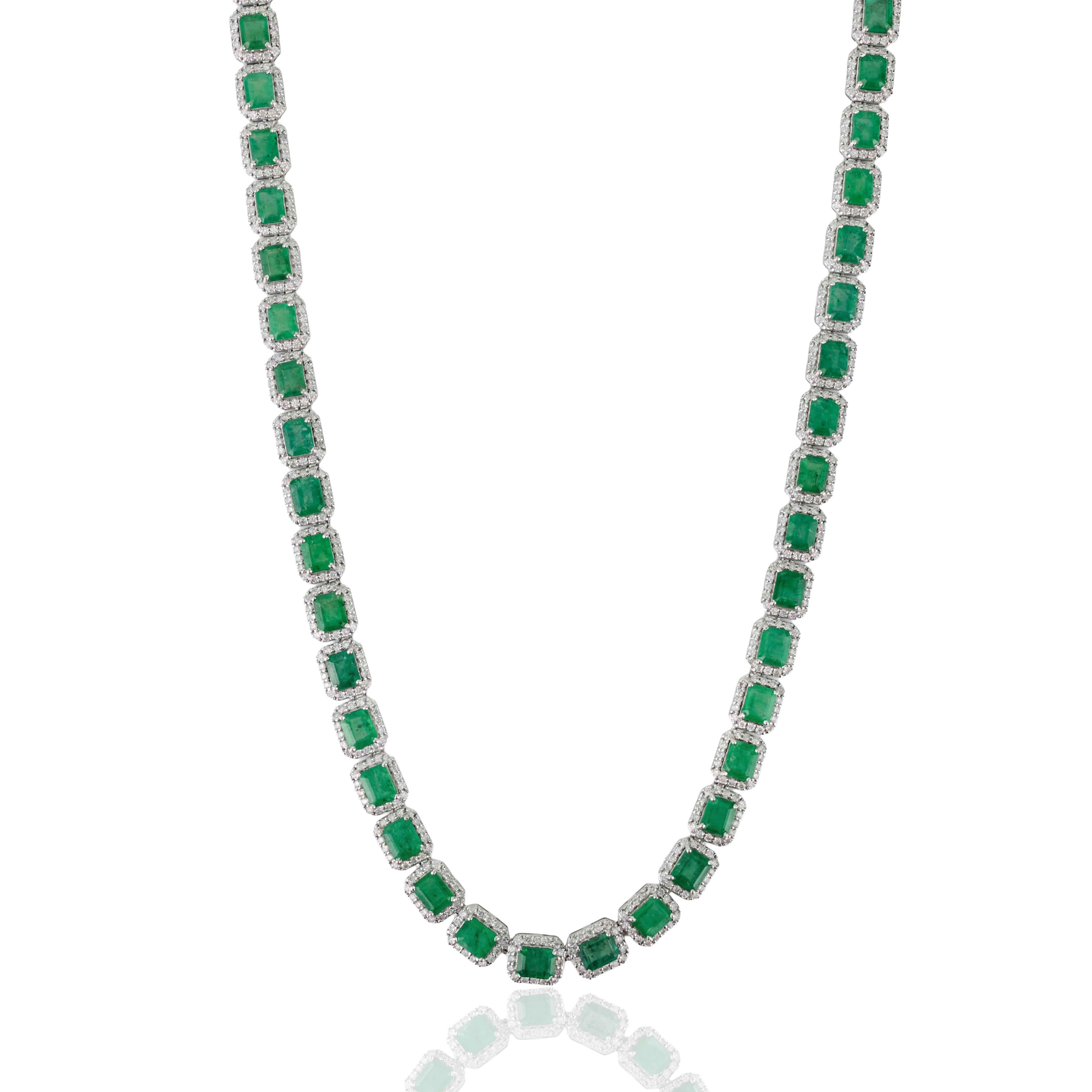 Collana Iconic con smeraldo da 24,47 carati e diamante aureolato da 6,32 carati in oro bianco 14 carati in vendita 3