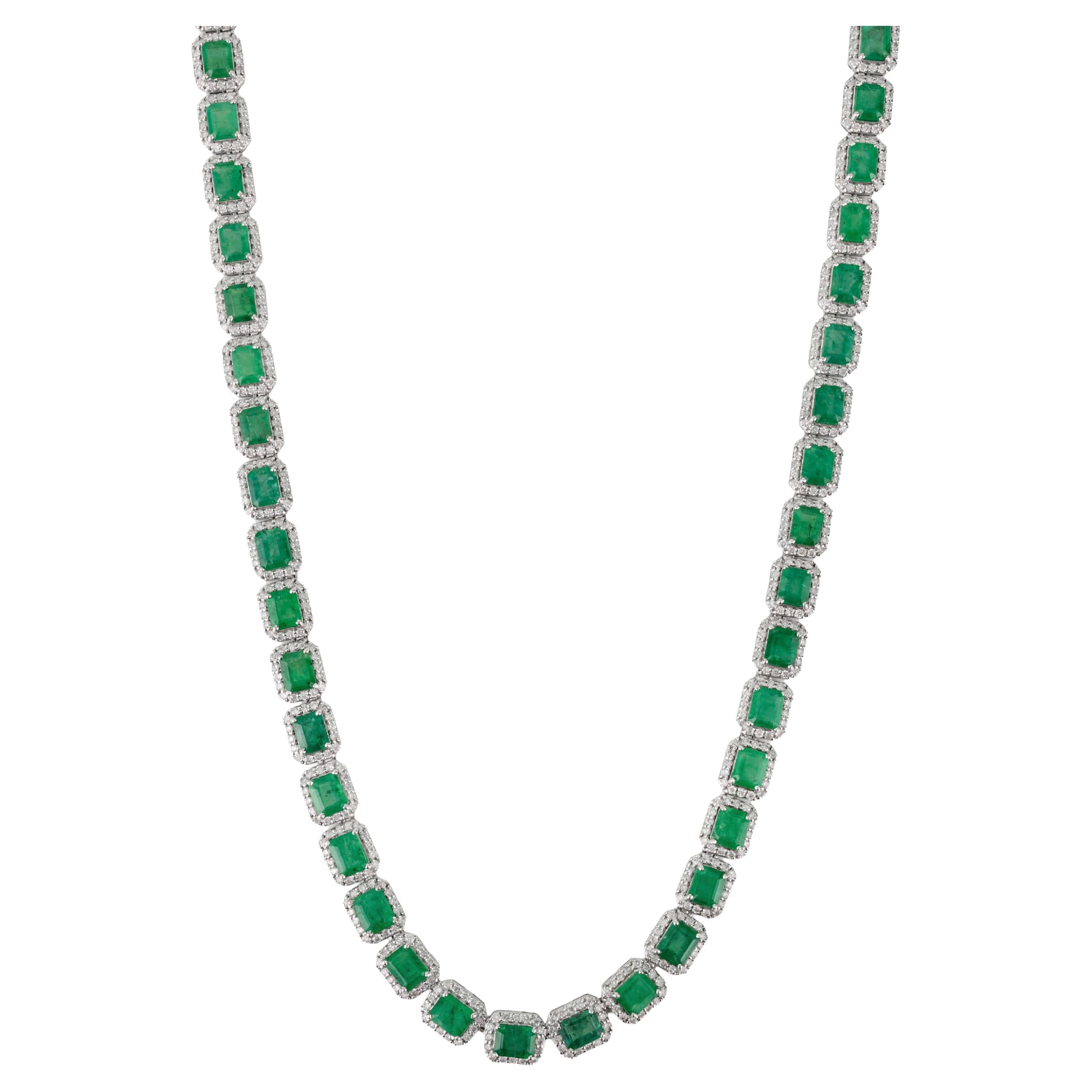 Collana Iconic con smeraldo da 24,47 carati e diamante aureolato da 6,32 carati in oro bianco 14 carati in vendita