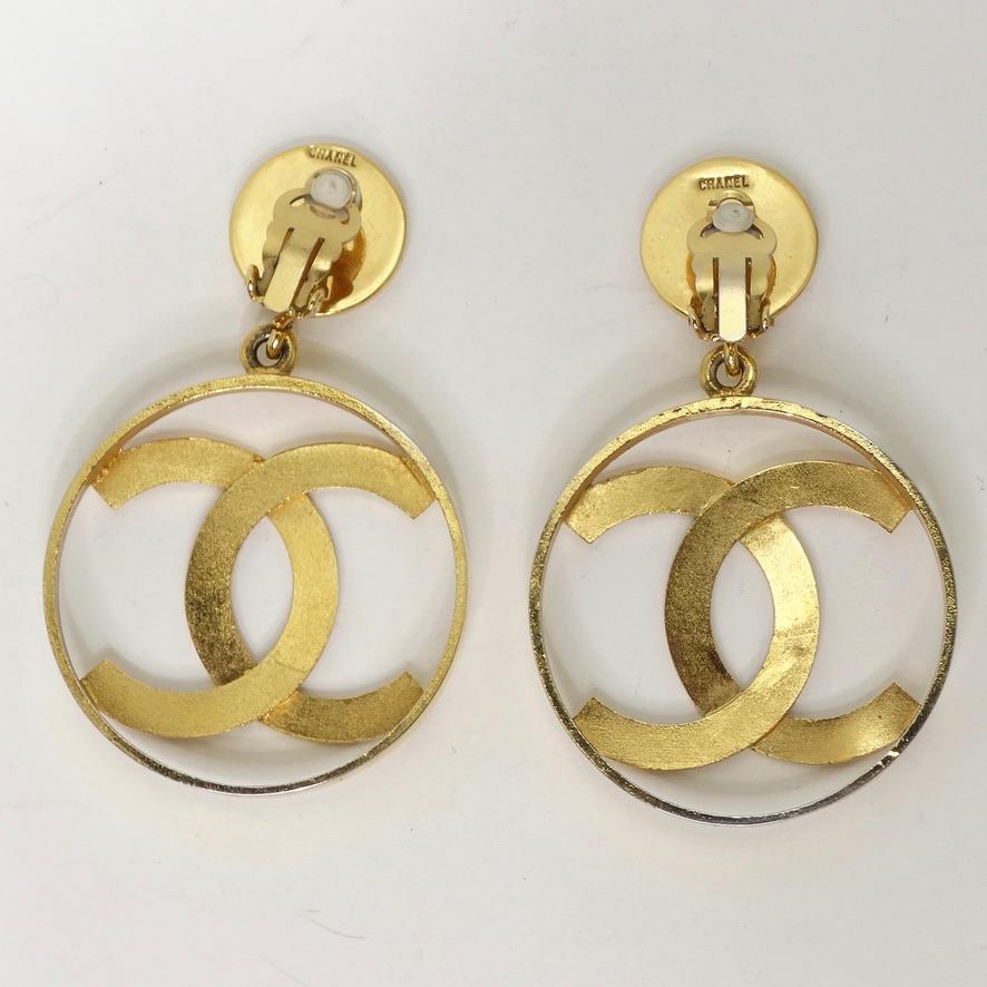 Ikonische 24K Gold Chanel 1980er Jumbo-Ohrringe mit ineinandergreifenden 'C' Creolen für Damen oder Herren im Angebot