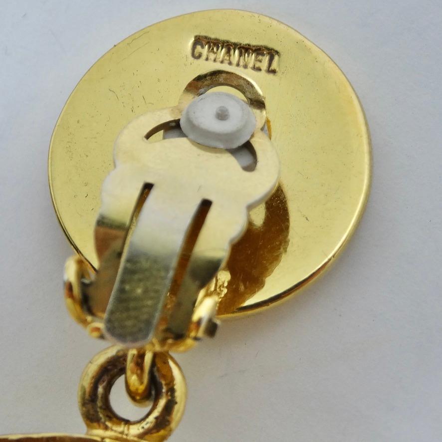 Ikonische 24K Gold Chanel 1980er Jumbo-Ohrringe mit ineinandergreifenden 'C' Creolen im Angebot 1