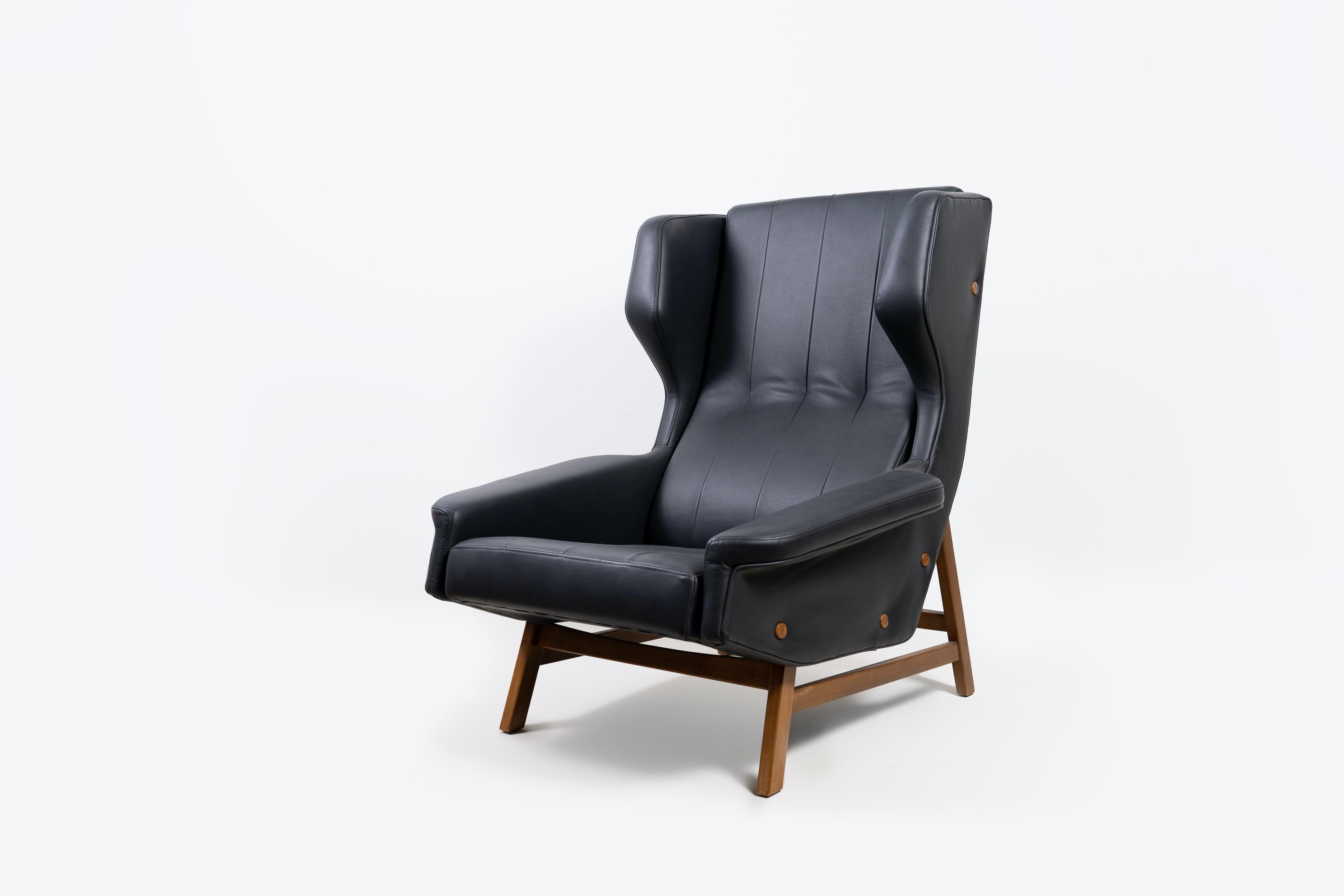Der 877 Wingback Sessel ist ein absoluter Klassiker. Dieser ikonische Sessel wurde 1959 von Gianfranco Frattini entworfen und genießt große Anerkennung in der Designwelt. Der Stuhl bietet sowohl die höchste Qualität der Konstruktion und der