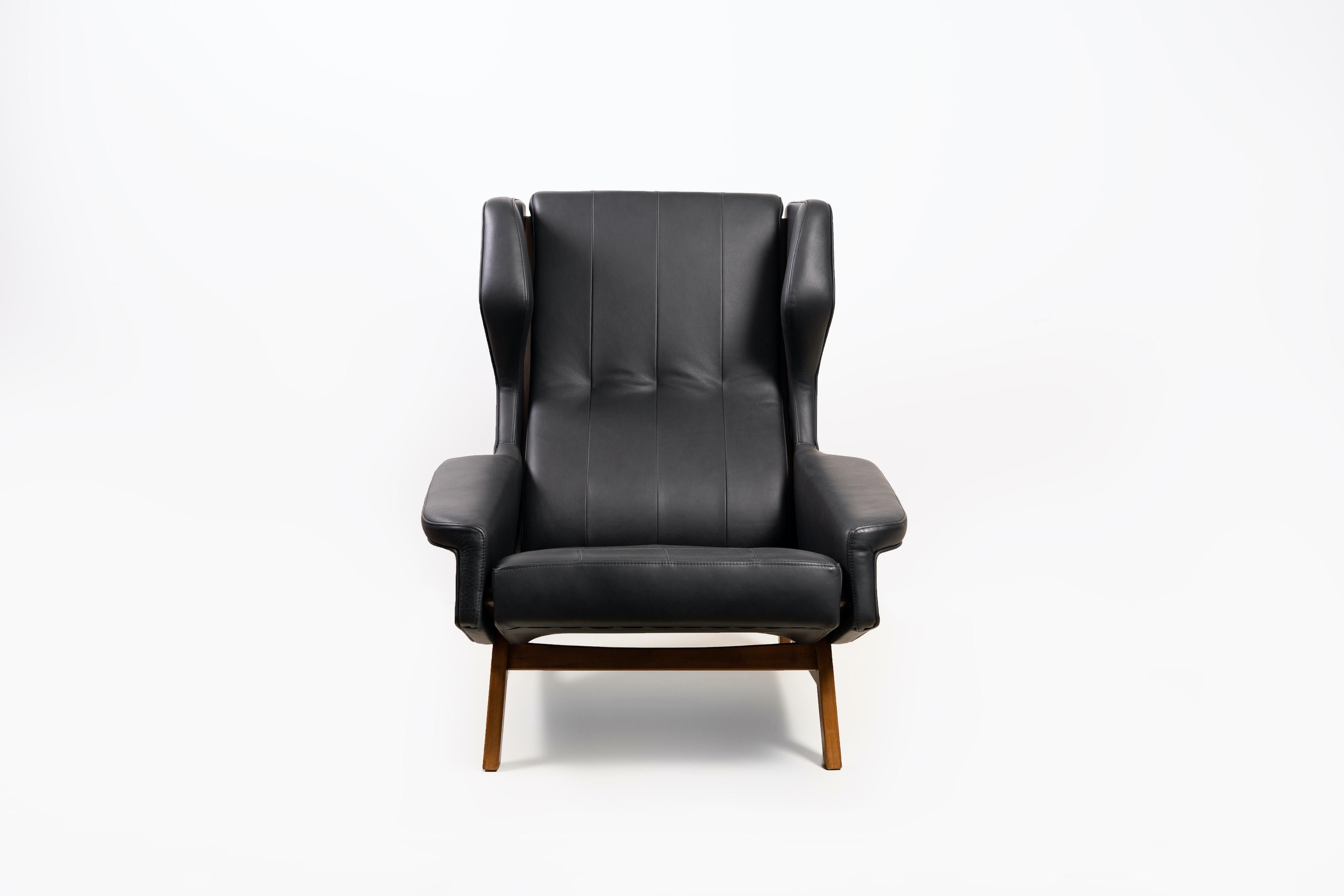 Iconic 877 Wingback Armchair by Gianfranco Frattini for Cassina 1959 In Excellent Condition For Sale In Stavenisse, NL