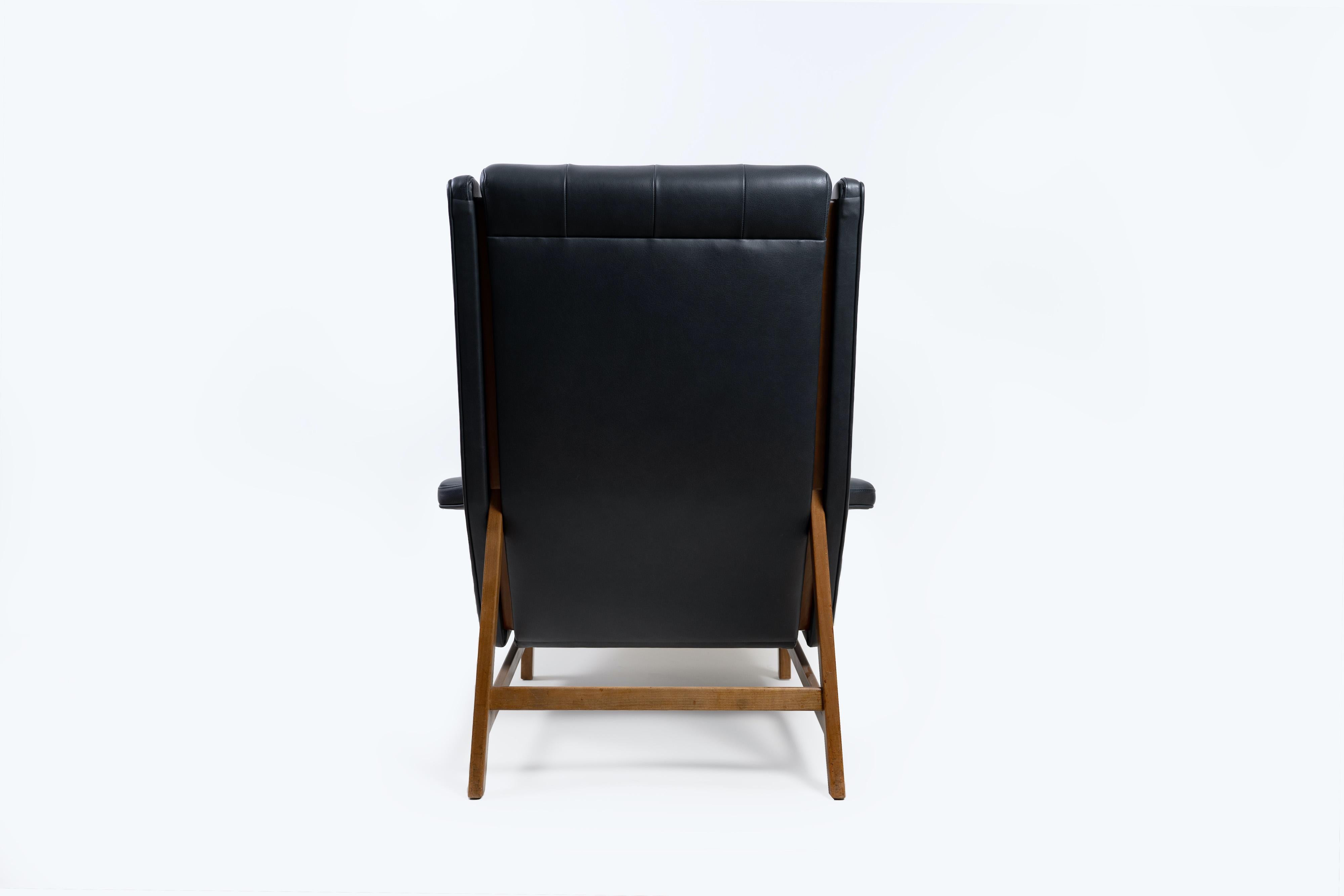 Iconic 877 Wingback Armchair by Gianfranco Frattini for Cassina 1959 For Sale 1