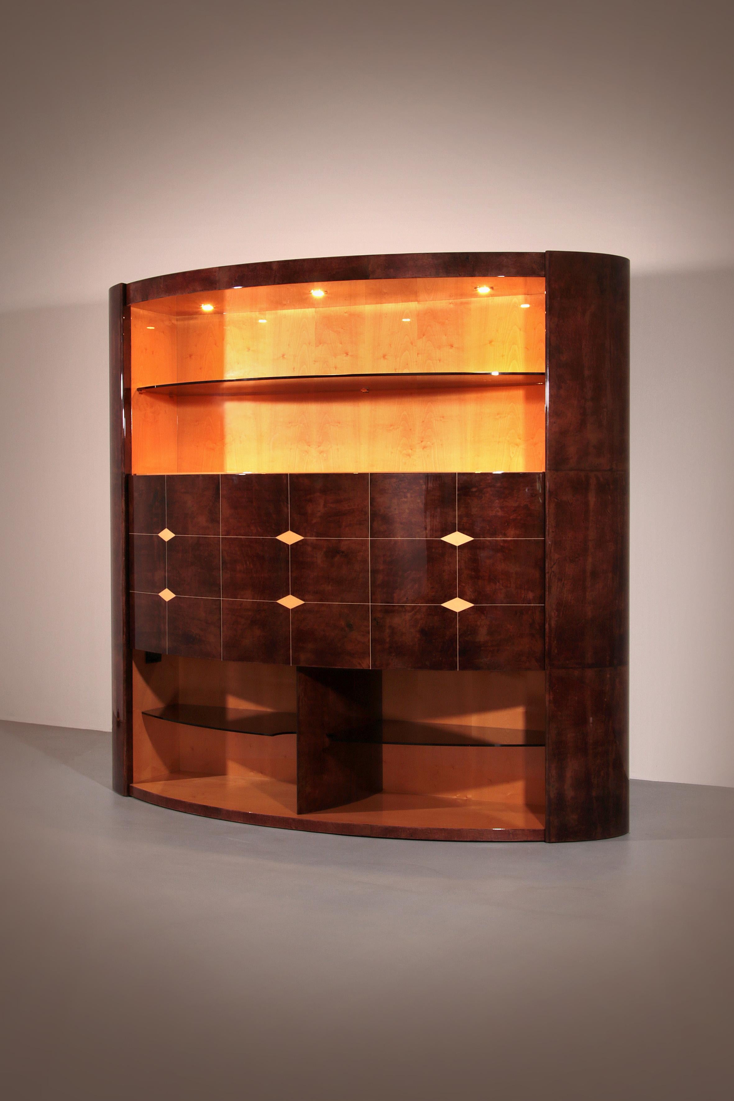 Tauchen Sie ein in die Welt des raffinierten italienischen Designs mit diesem außergewöhnlichen Barschrank aus Ziegenleder von Aldo Tura, der um 1960 in Italien hergestellt wurde.

Tura, der für seine gewagte Verwendung luxuriöser Materialien und