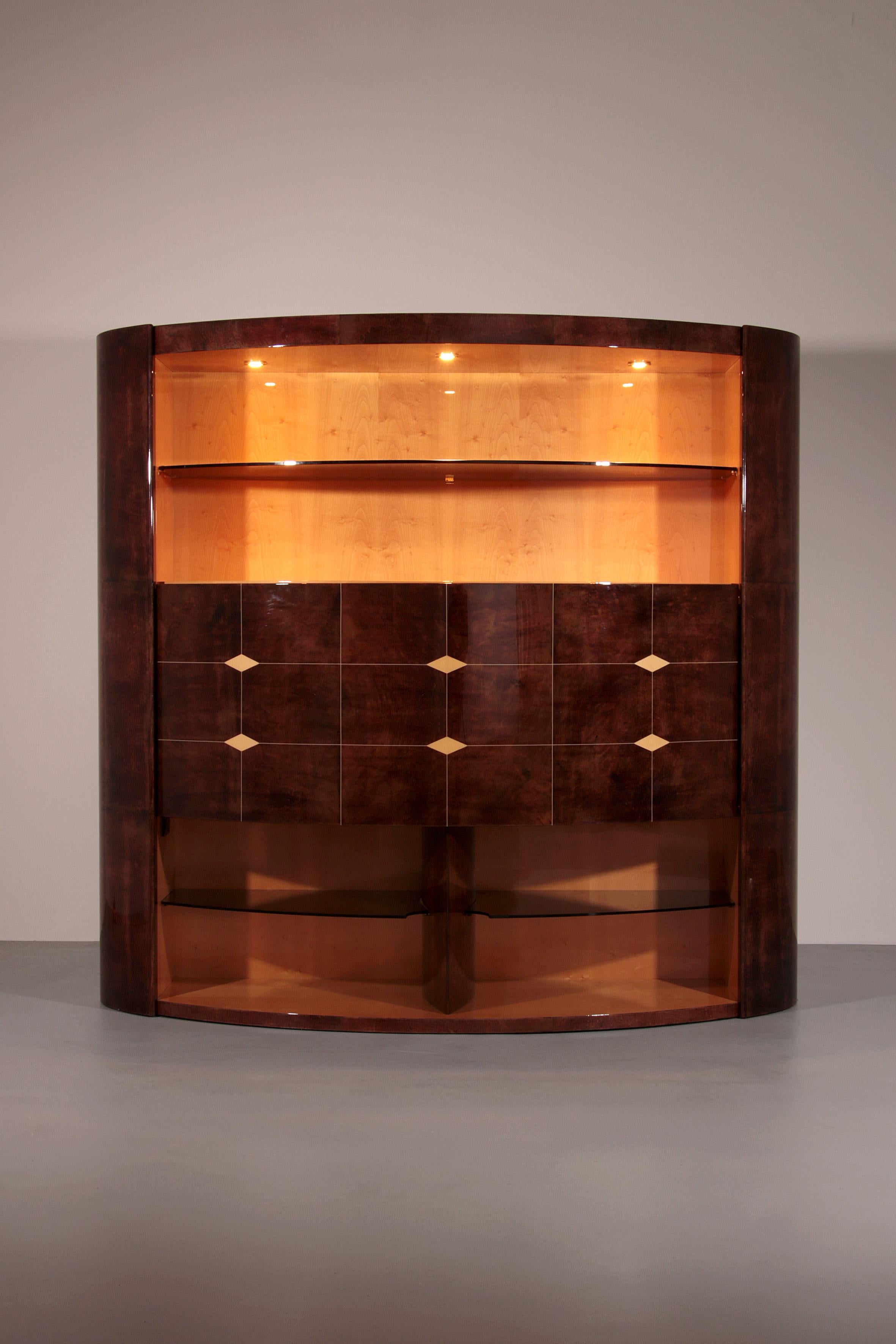 Ikonischer Barschrank aus braunem Ziegenleder von Aldo Tura mit elektrischem Lift und verspiegeltem Innenraum (Moderne der Mitte des Jahrhunderts) im Angebot