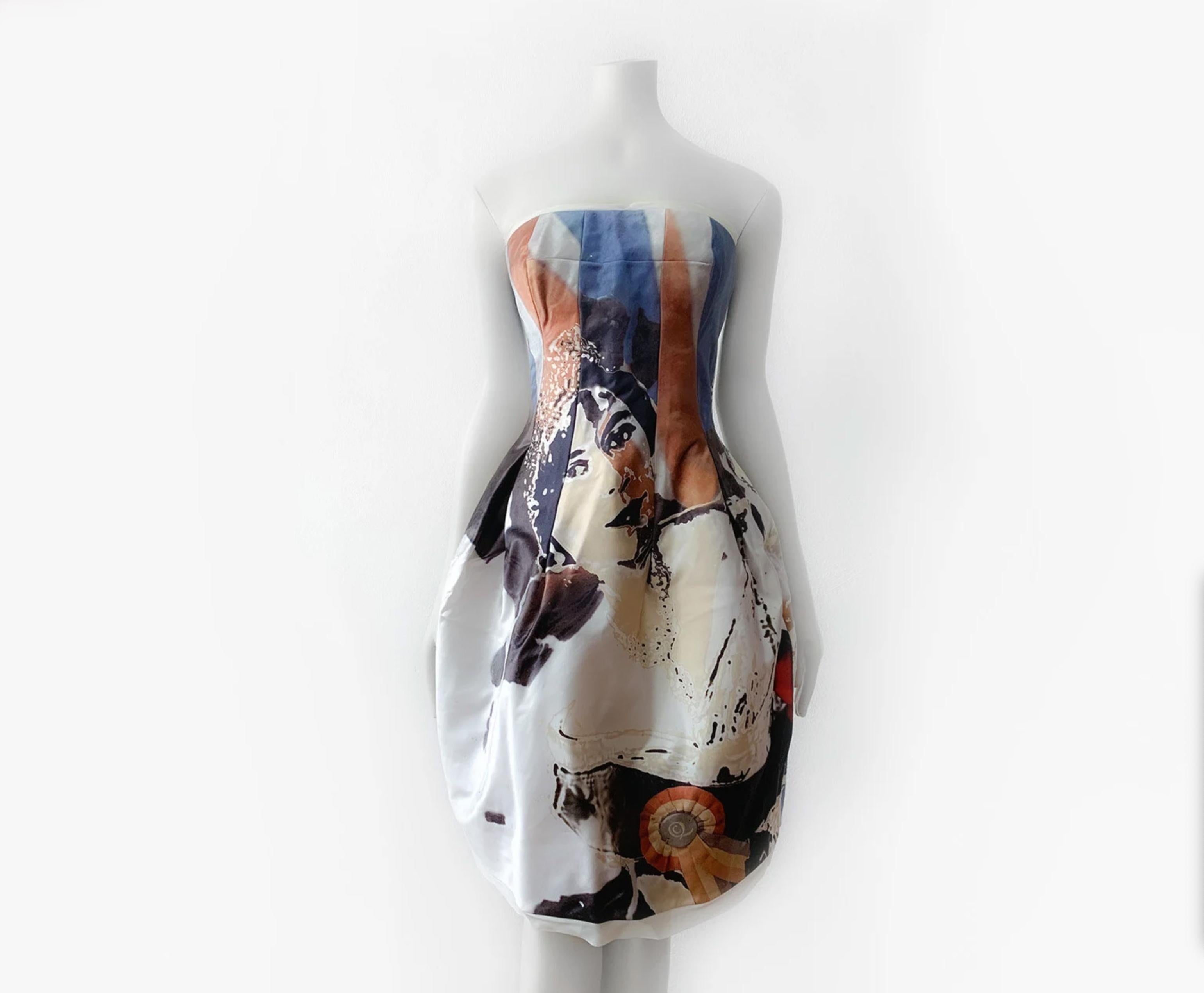 
Amazing original Alexander McQueen dress : GOD SAVE THE QUEEN from the collection Girl Who Lived In A Tree, aw 2008
Pure Silk Corset Dress, Wearable Art. The construction, design and fabric are stunning!
The dress is made of 100% purre Silk and