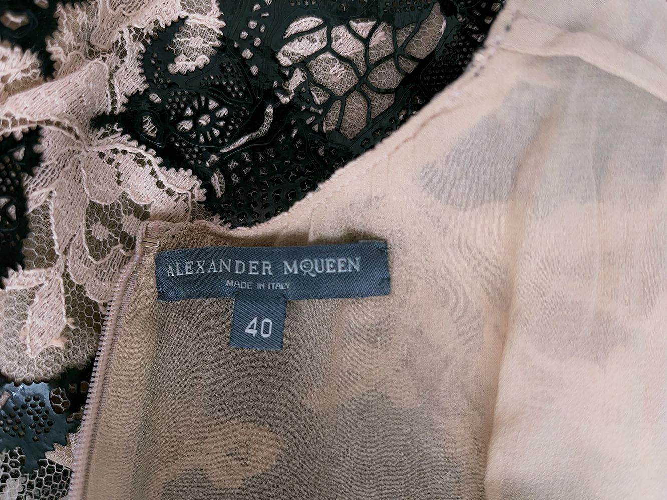 Alexander McQueen SS 2012 - Robe emblématique en dentelle de soie découpée au laser en vente 5
