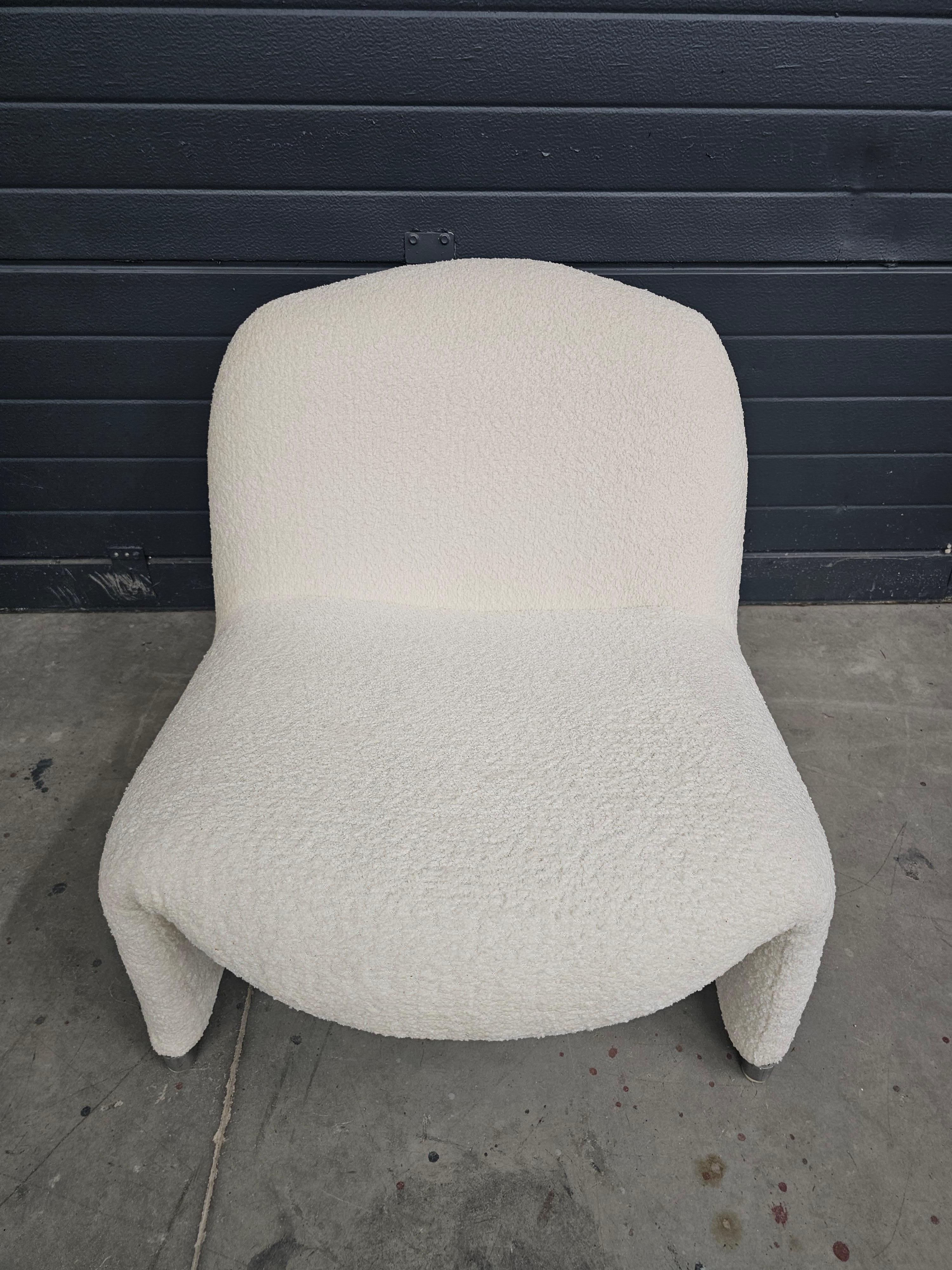 Iconic Alky Chair by Giancarlo Piretti for Artifort done in off-white boucle For Sale 3