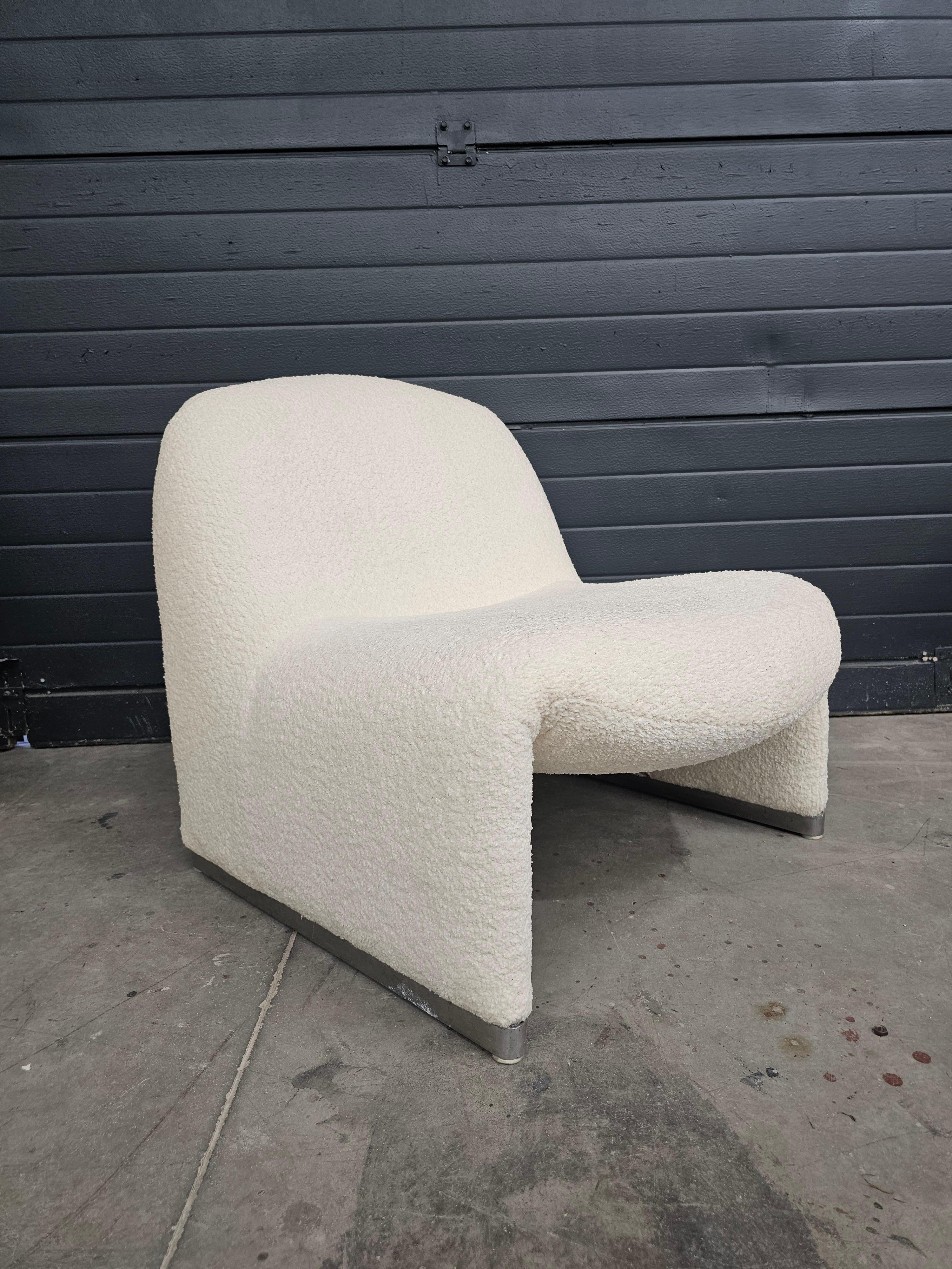 In this listing you will find an Iconic Alky Chair in off-white boucle, designed by Giancarlo Piretti for Artifort. This multifunctional armchair perfectly combines comfort, design, and modularity. It features feet in aluminum alloy, to which the