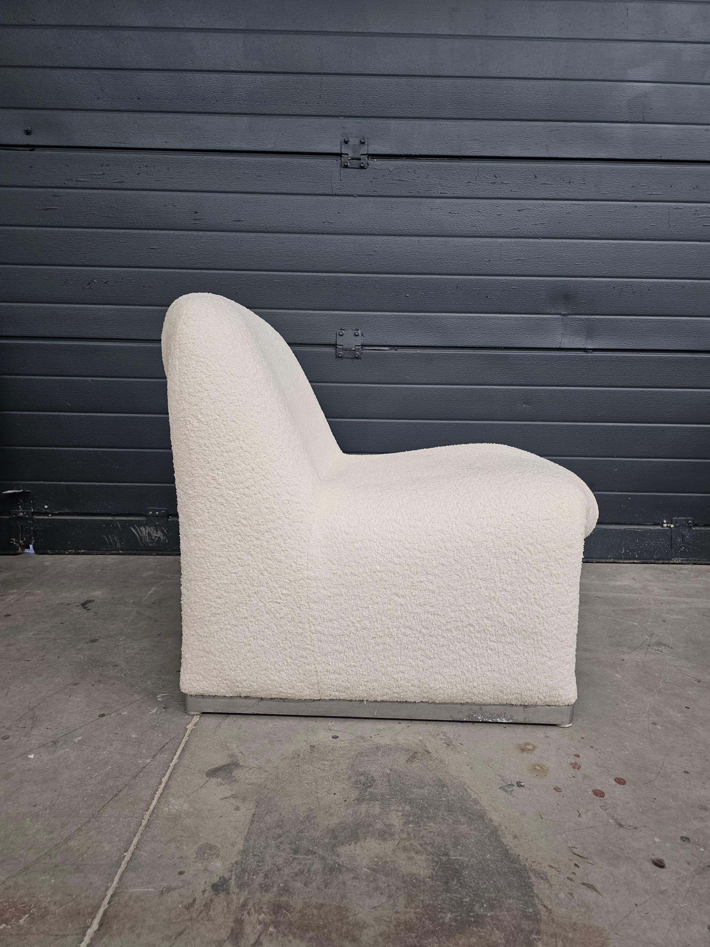 Mid-Century Modern Iconic Alky Chair by Giancarlo Piretti for Artifort done in off-white boucle For Sale