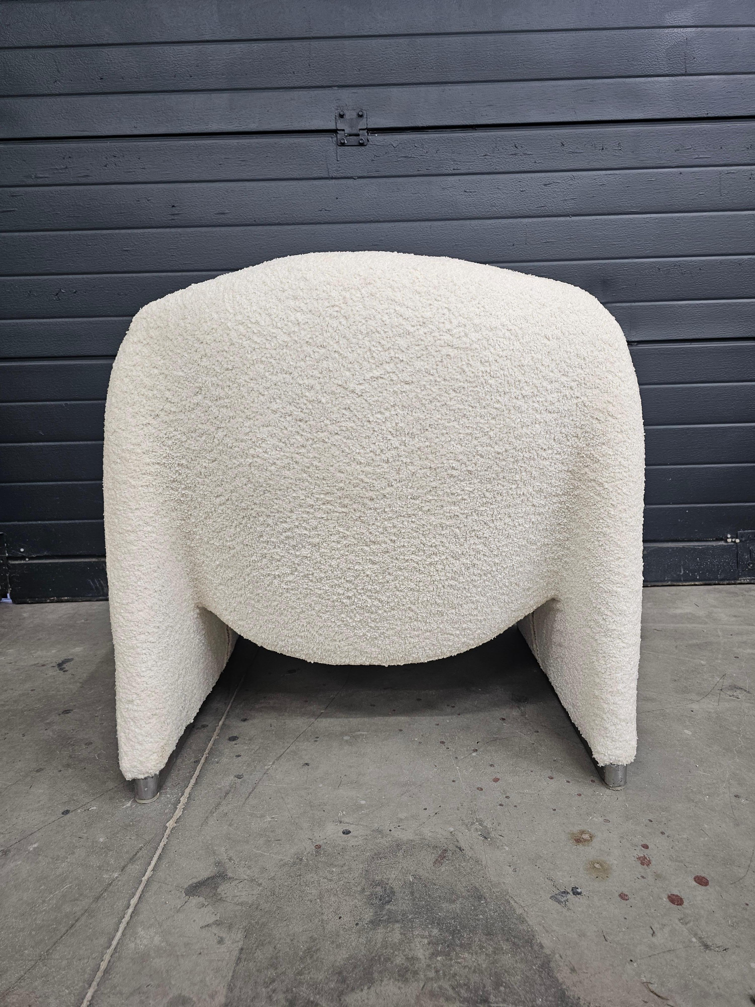 Iconic Alky Chair by Giancarlo Piretti for Artifort done in off-white boucle In Excellent Condition For Sale In Beograd, RS