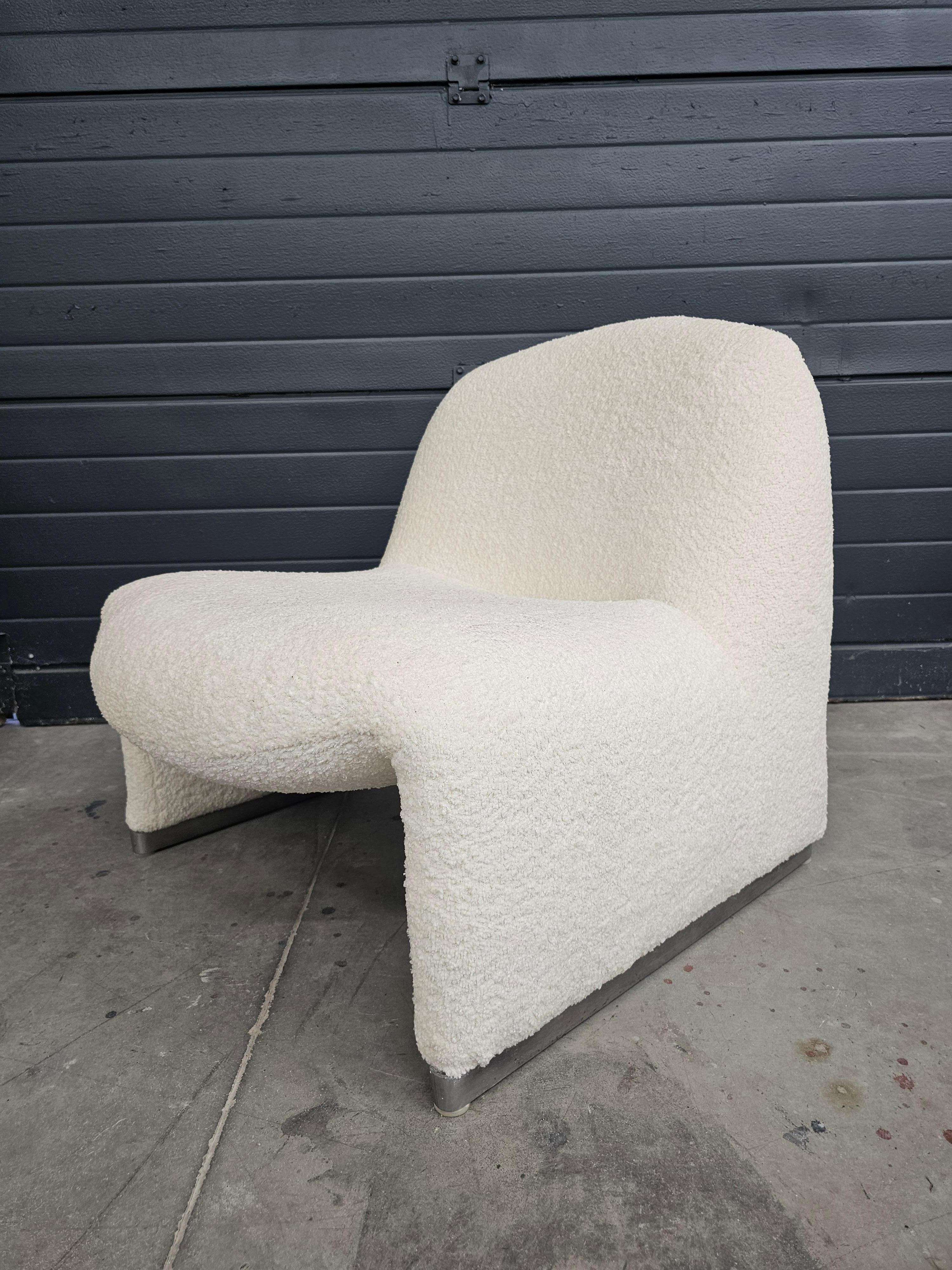 Iconic Alky Chair by Giancarlo Piretti for Artifort done in off-white boucle For Sale 1