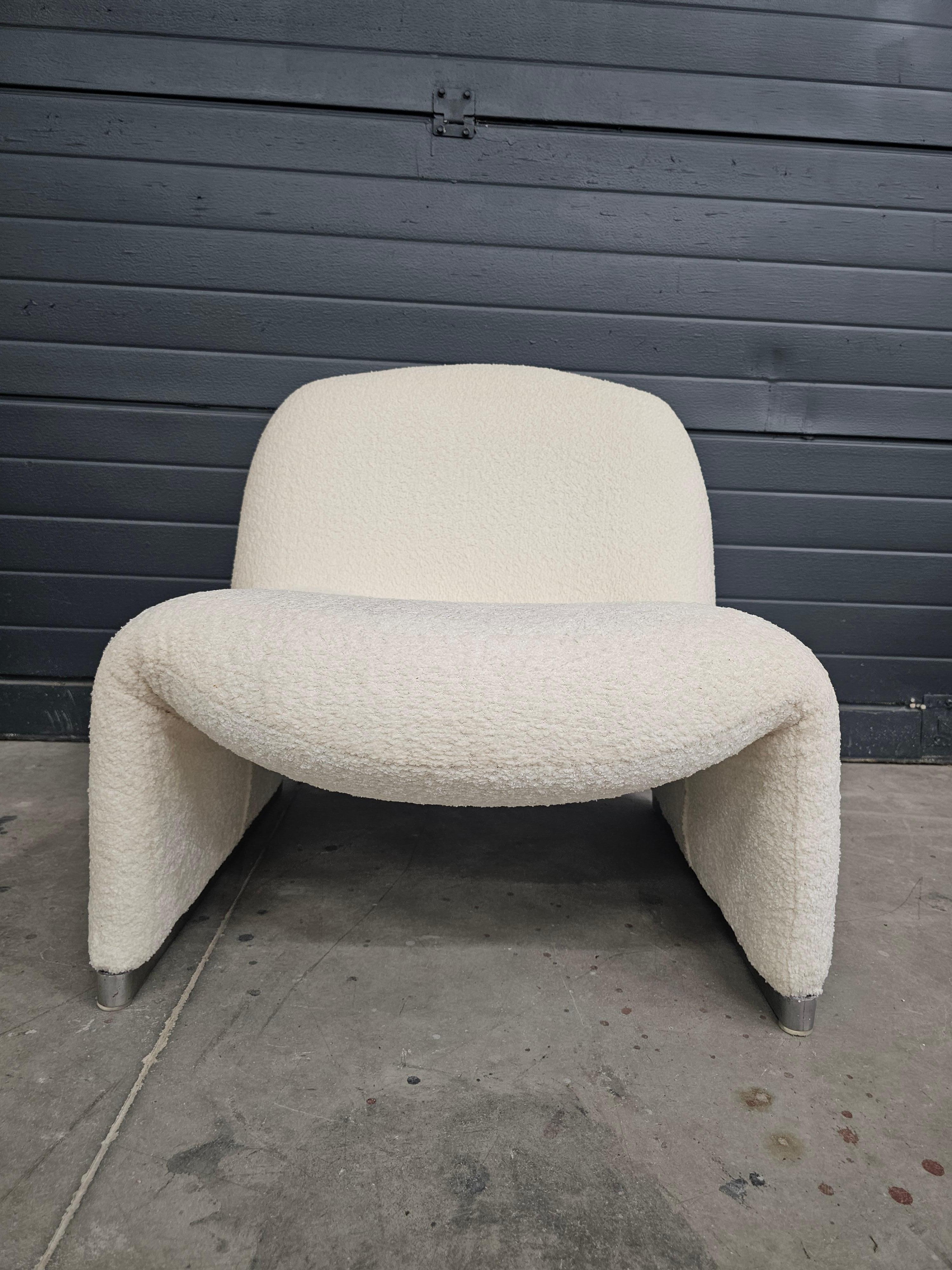 Iconic Alky Chair by Giancarlo Piretti for Artifort done in off-white boucle For Sale 2