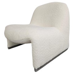 L'iconica Alky Chair di Giancarlo Piretti per Artifort è realizzata in bouclé bianco sporco.
