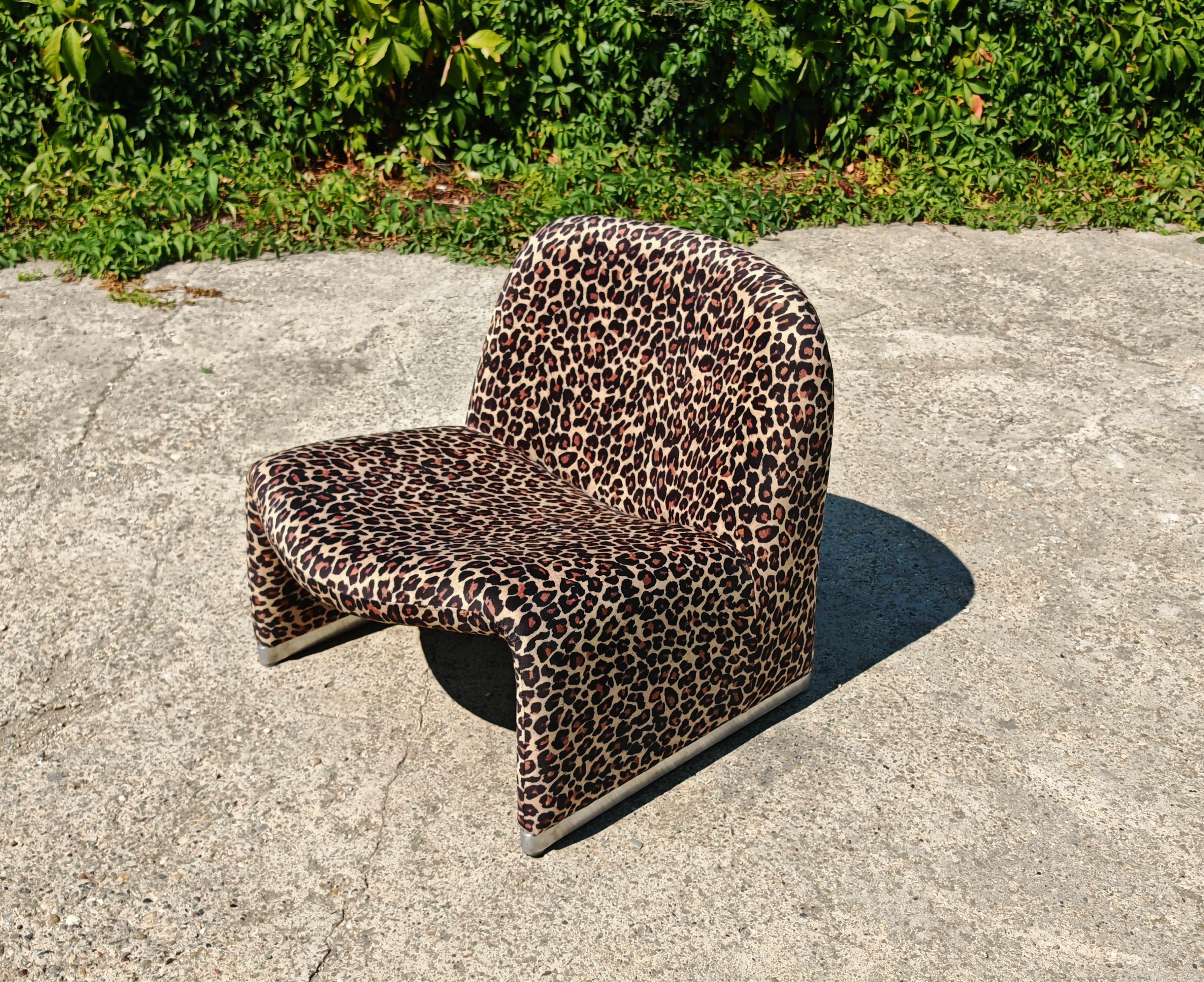 In diesem Angebot finden Sie einen Iconic Alky Chair aus Plüsch mit Leopardenmuster, entworfen von Giancarlo Piretti für Artifort. Dieser multifunktionale Sessel vereint perfekt Komfort, Design und Modularität. Er verfügt über Füße aus einer