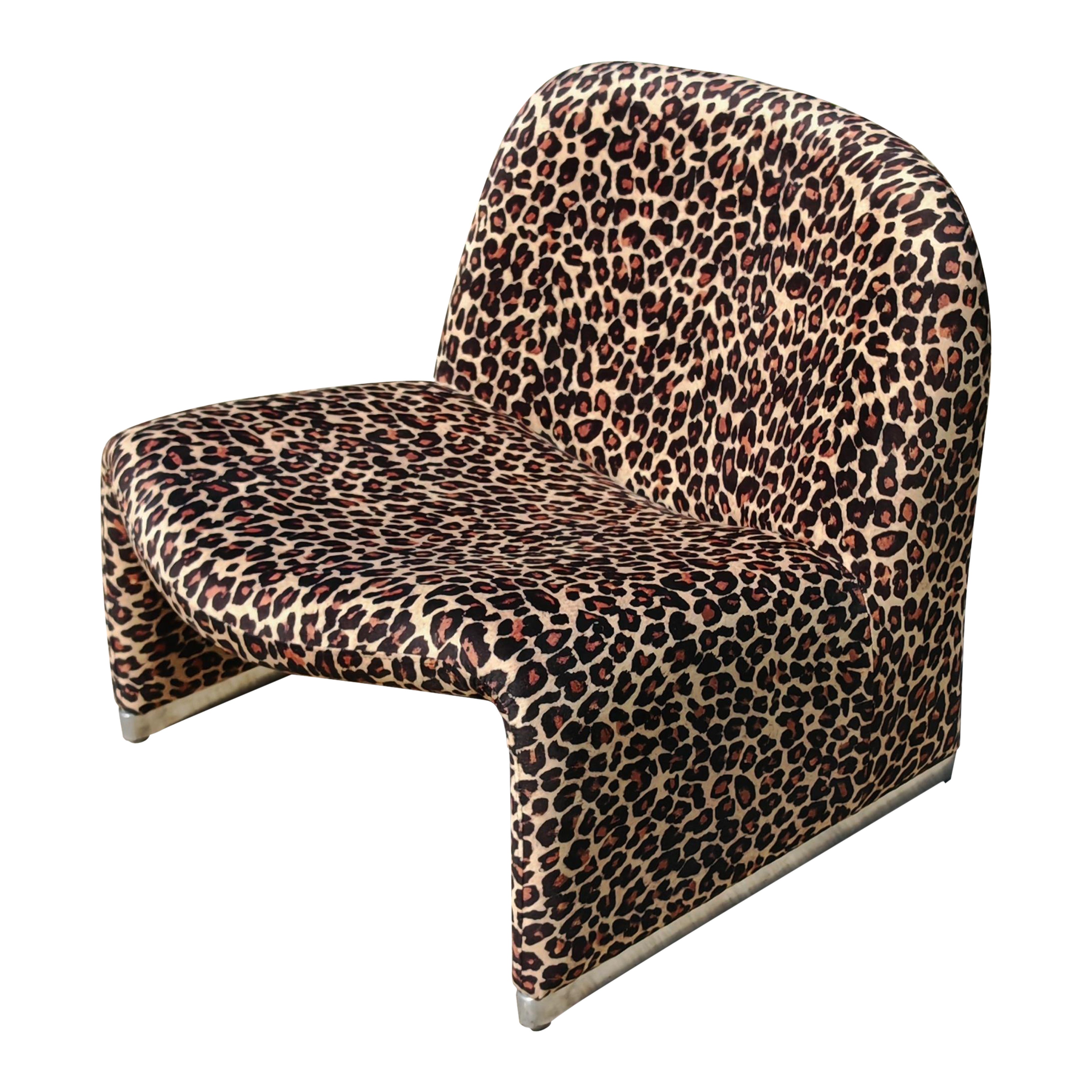 Silla icónica Alky diseñada por Giancarlo Piretti para Artifort con estampado de leopardo