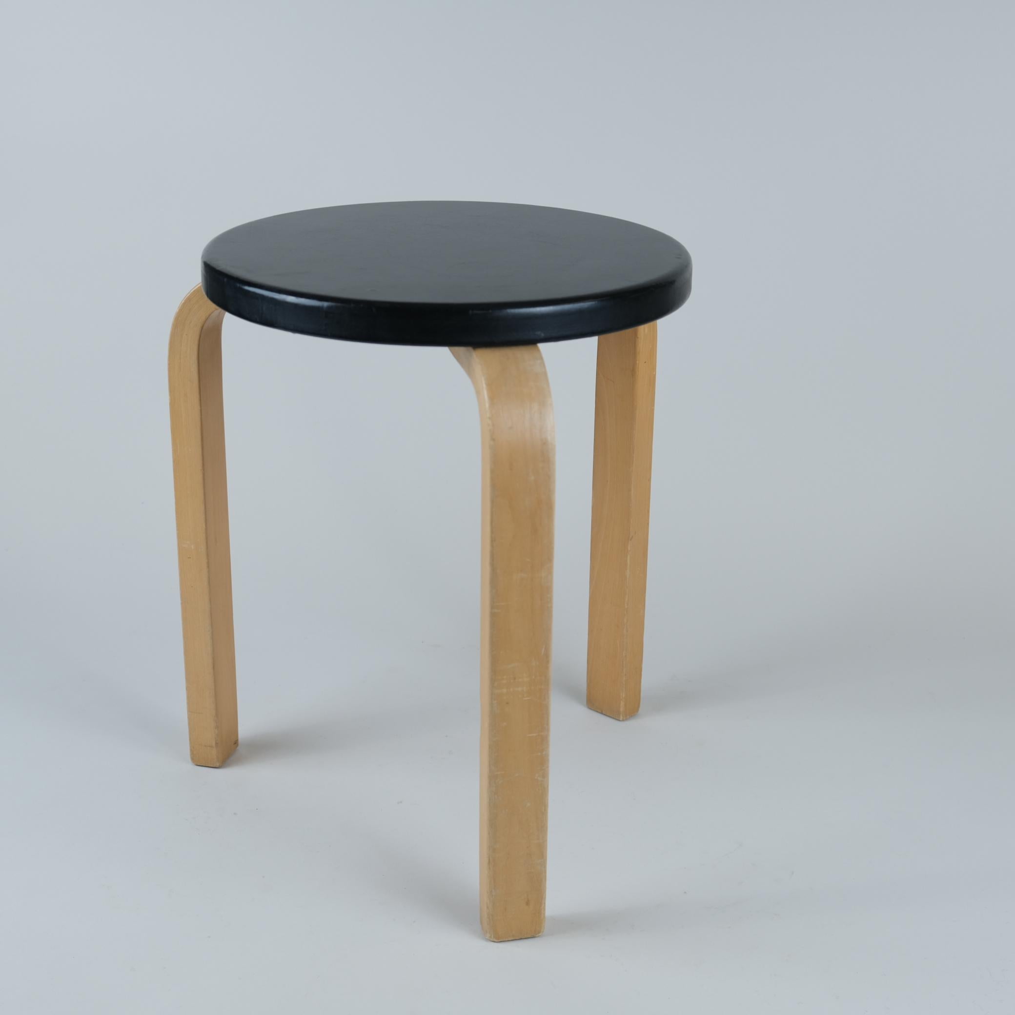 L'iconico sgabello modello 60 in betulla e pegamoide nera o ecopelle, disegnato da Alvar Aalto e venduto al dettaglio da Artek negli anni Cinquanta. Questo sgabello è forse il progetto di Aalto+Aalto più conosciuto e ha sempre attirato l'attenzione