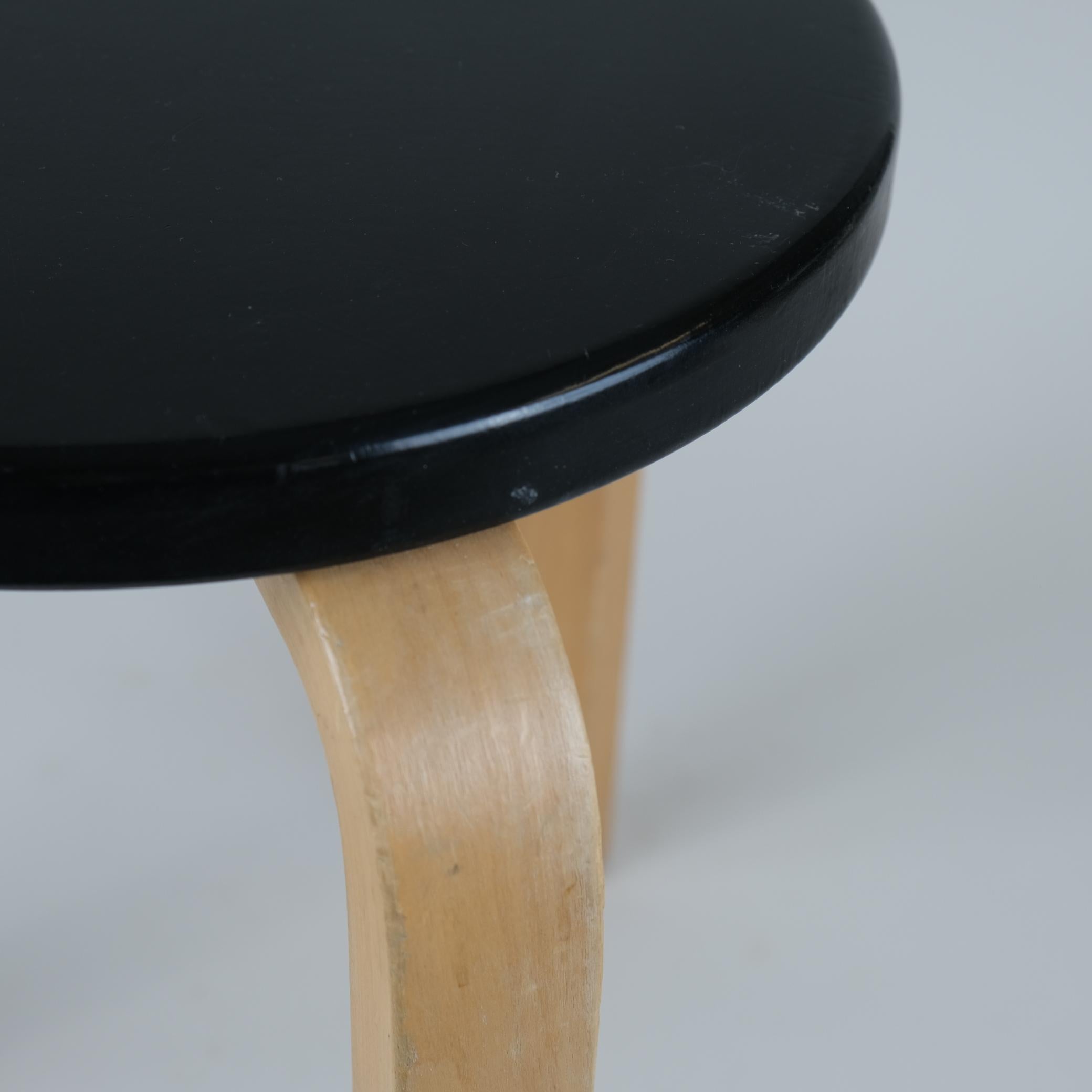 Scandinavo moderno Iconico sgabello a 3 gambe Alvar Aalto Model 60, betulla e pegamoide nera, Artek 1950s in vendita