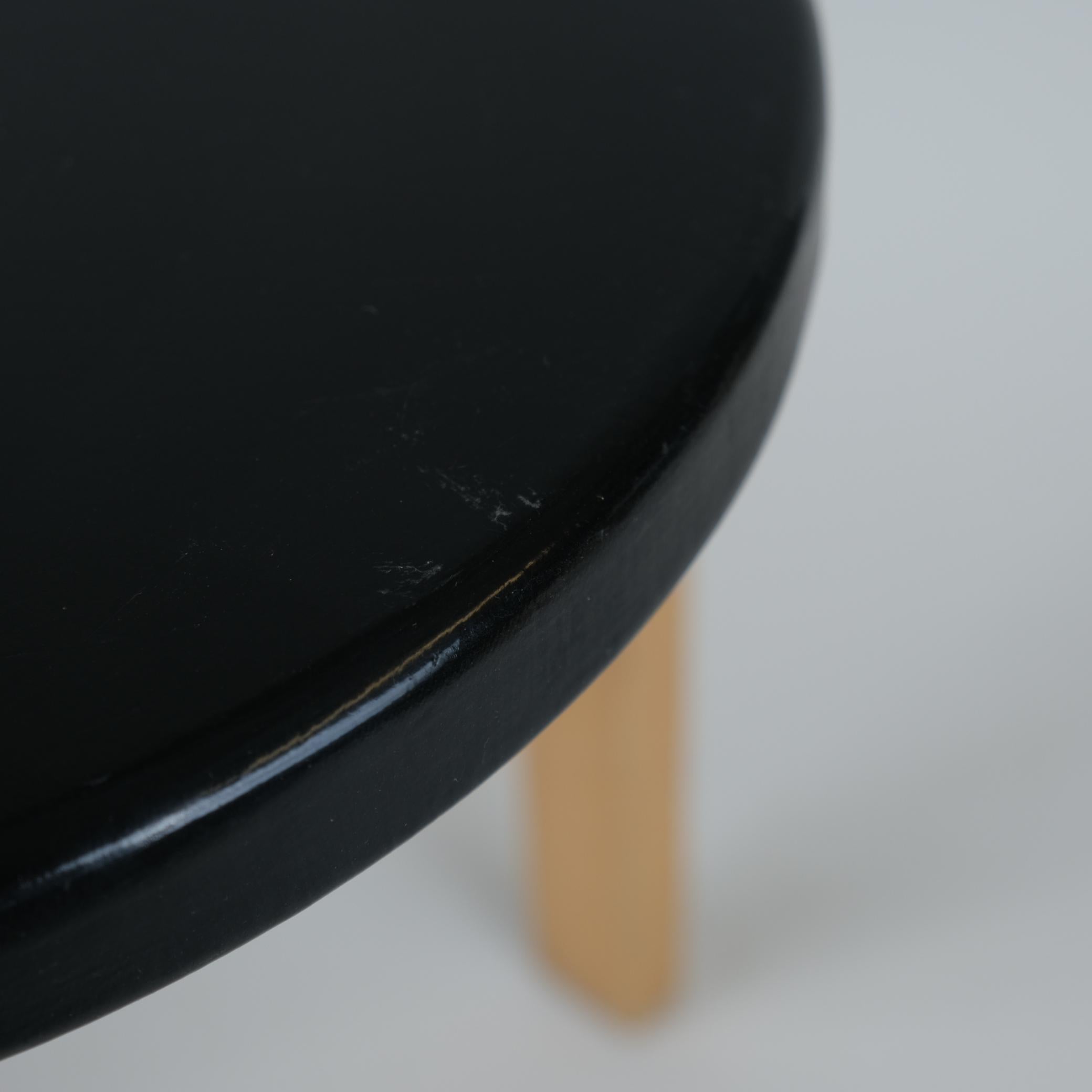 Iconico sgabello a 3 gambe Alvar Aalto Model 60, betulla e pegamoide nera, Artek 1950s In condizioni buone in vendita a Helsinki, FI