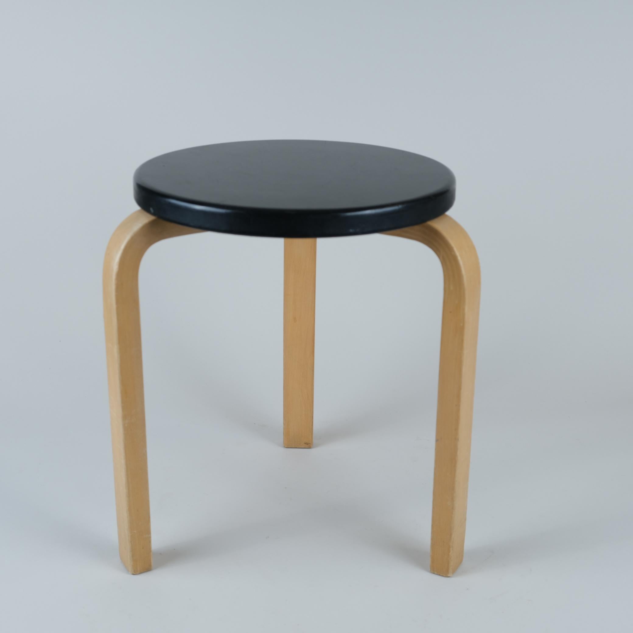 Metà XX secolo Iconico sgabello a 3 gambe Alvar Aalto Model 60, betulla e pegamoide nera, Artek 1950s in vendita