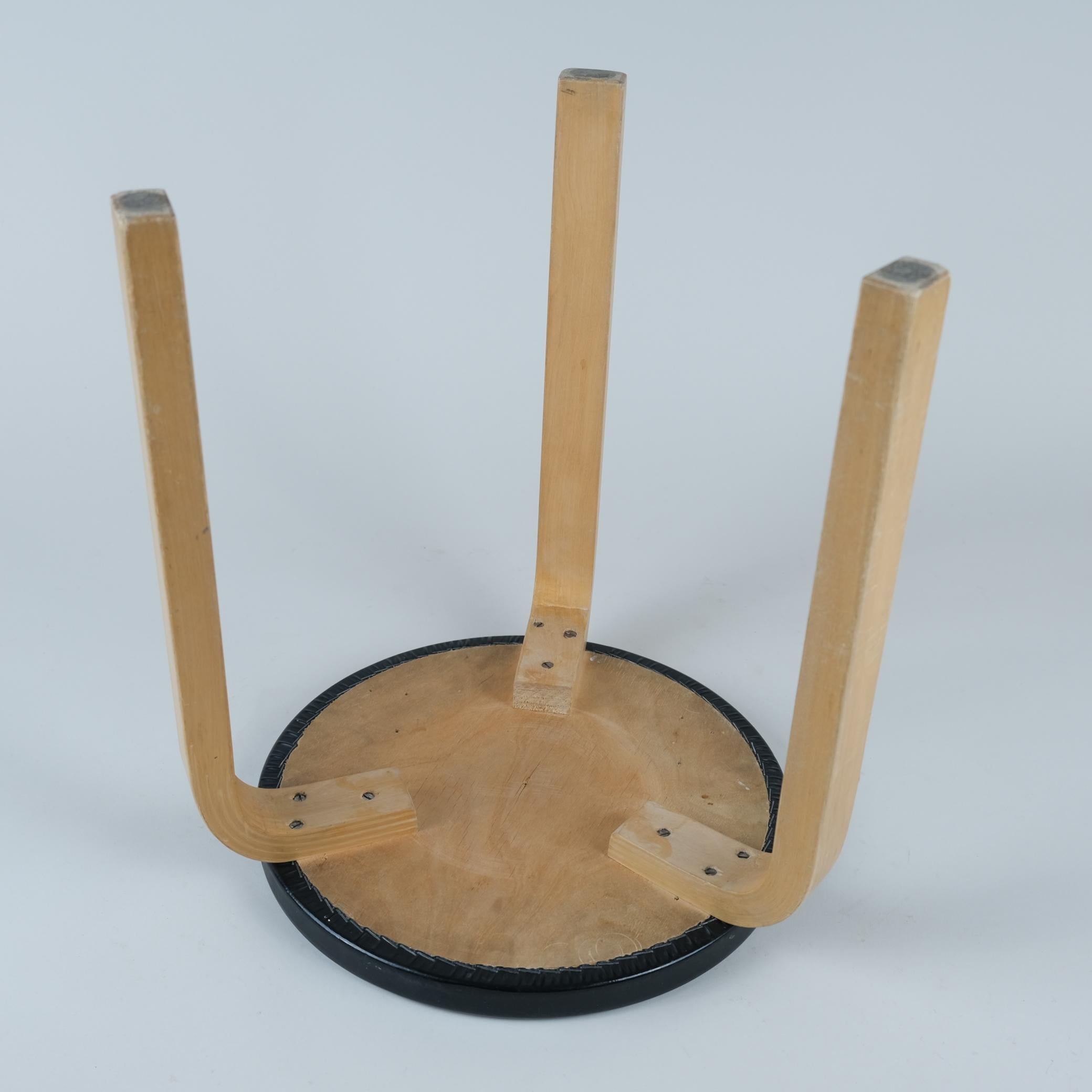 Betulla Iconico sgabello a 3 gambe Alvar Aalto Model 60, betulla e pegamoide nera, Artek 1950s in vendita