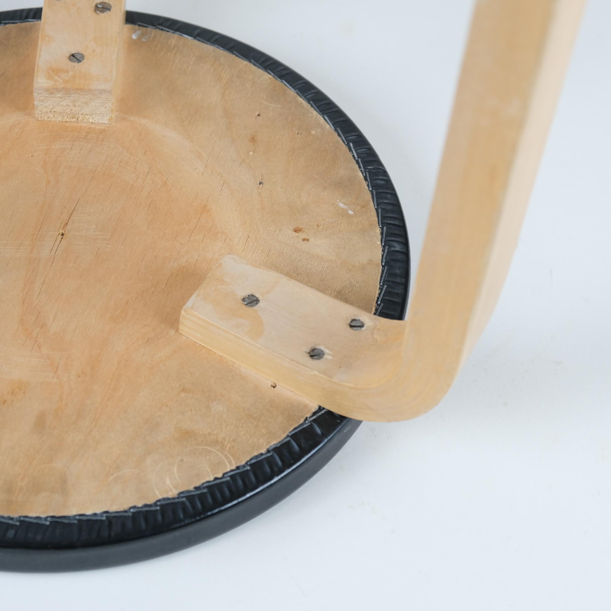 Iconico sgabello a 3 gambe Alvar Aalto Model 60, betulla e pegamoide nera, Artek 1950s in vendita 1