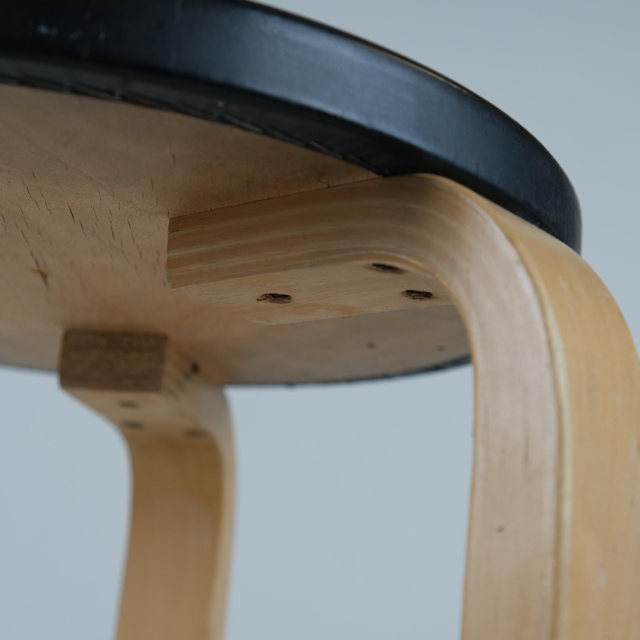 Iconico sgabello a 3 gambe Alvar Aalto Model 60, betulla e pegamoide nera, Artek 1950s in vendita 2